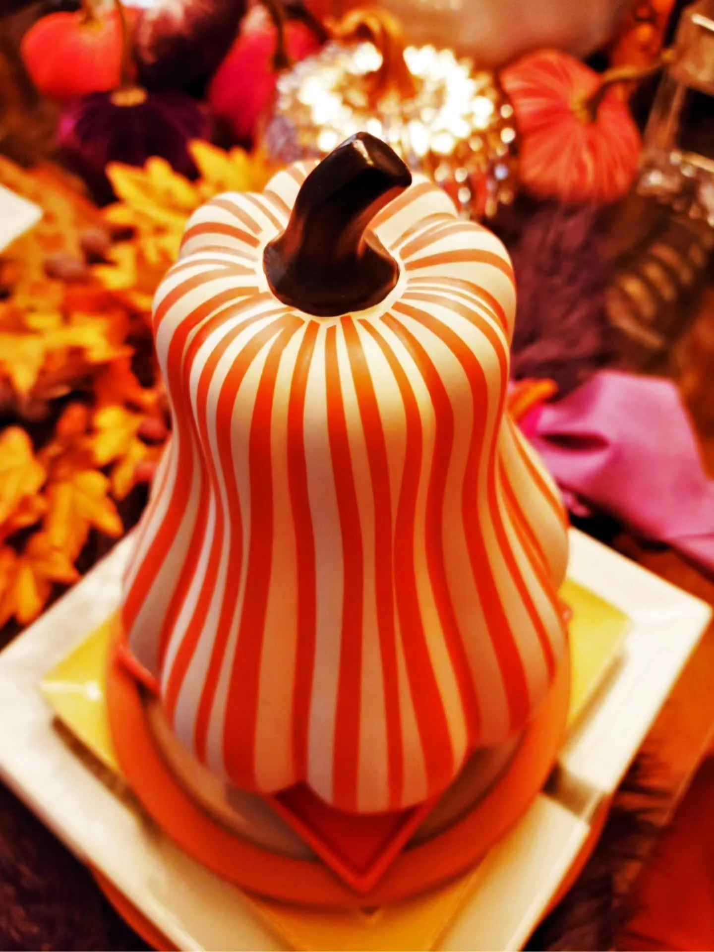 🍂 Consider this your sign to rethink the fall pumpkin.

Orange is a classic color. Black and white create a stunning contrast. Stripes add a fun element.

Put them together on the dining table, and you have a fall tablescape with personality &mdash;