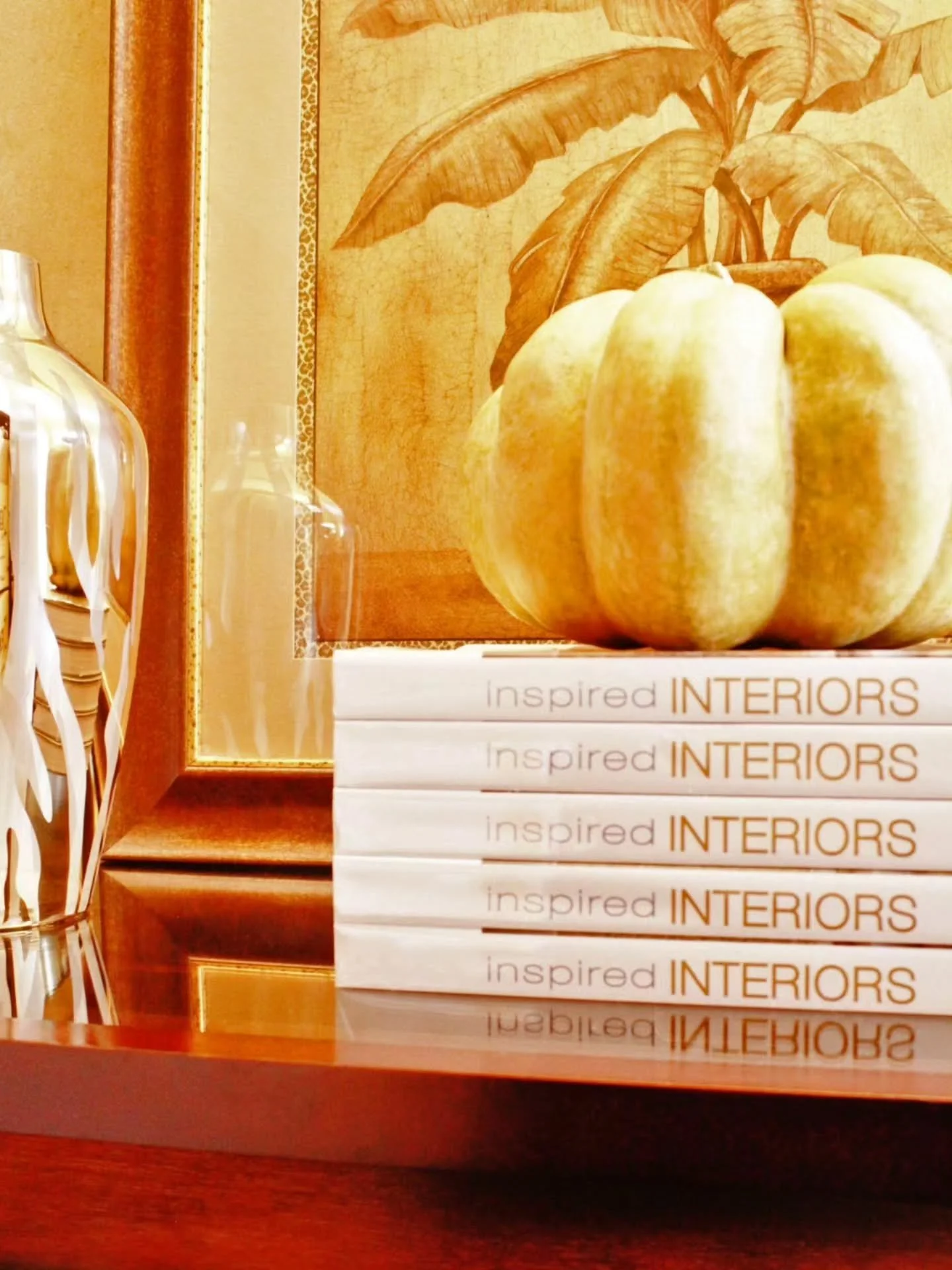Autumn 2026.

A little touch of autumn, perfectly styled. 🍂

I love how a cute little pumpkin and a stack of one of my favorite interior design books can make a corner feel like a cozy new season.

Save this for your next autumn styling moment.

#Au