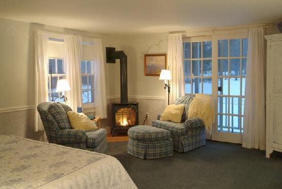 deluxe-room-with-fireplace.jpg