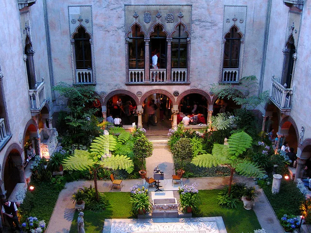 courtyard.promptoguides.jpg