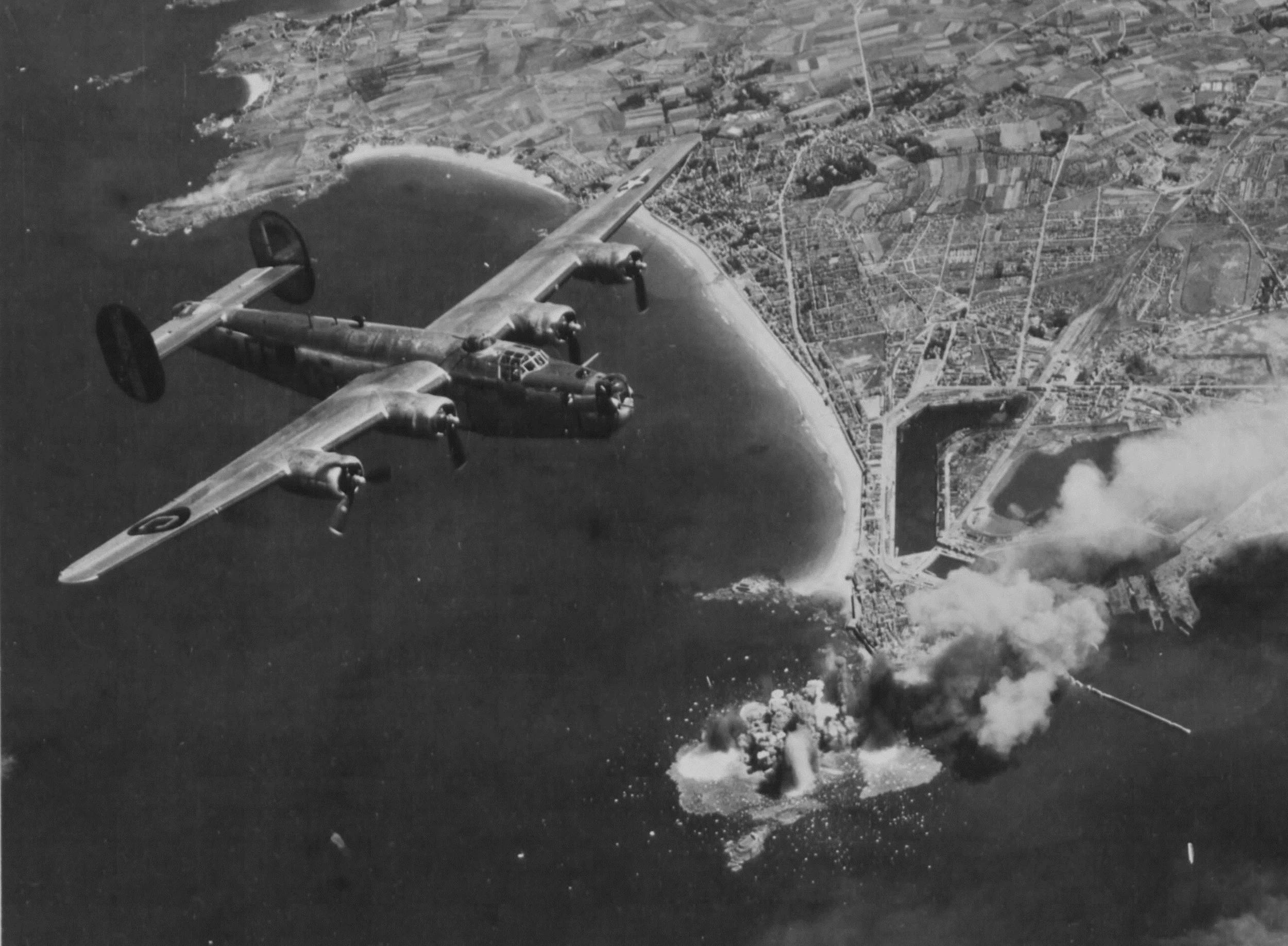 Bombardement_du_Grand_Bé_par_des_B-24_Liberators_de_la_8th_Air_Force_américaine_en_août_1944..jpg