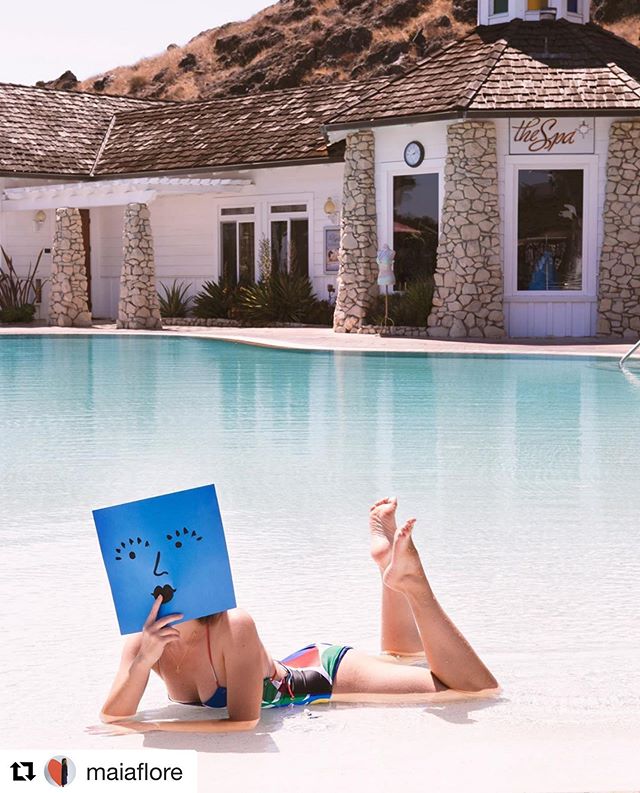 Last year by the pool of the crazy Madonna Inn for a new project with my dear photographer friend @maiaflore ❤️
This is the beginning of a collab mixing illustrations by me and photos by Maia.
More soon 🌞