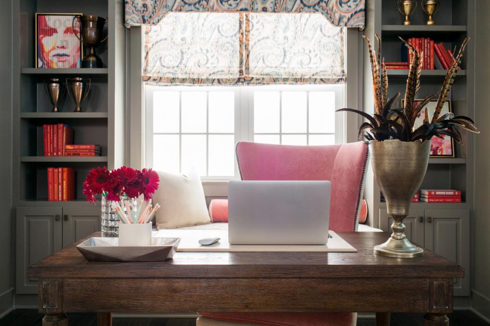 sh2016_home-office-desk-electronics_h.jpg.rend.hgtvcom.966.644.jpeg