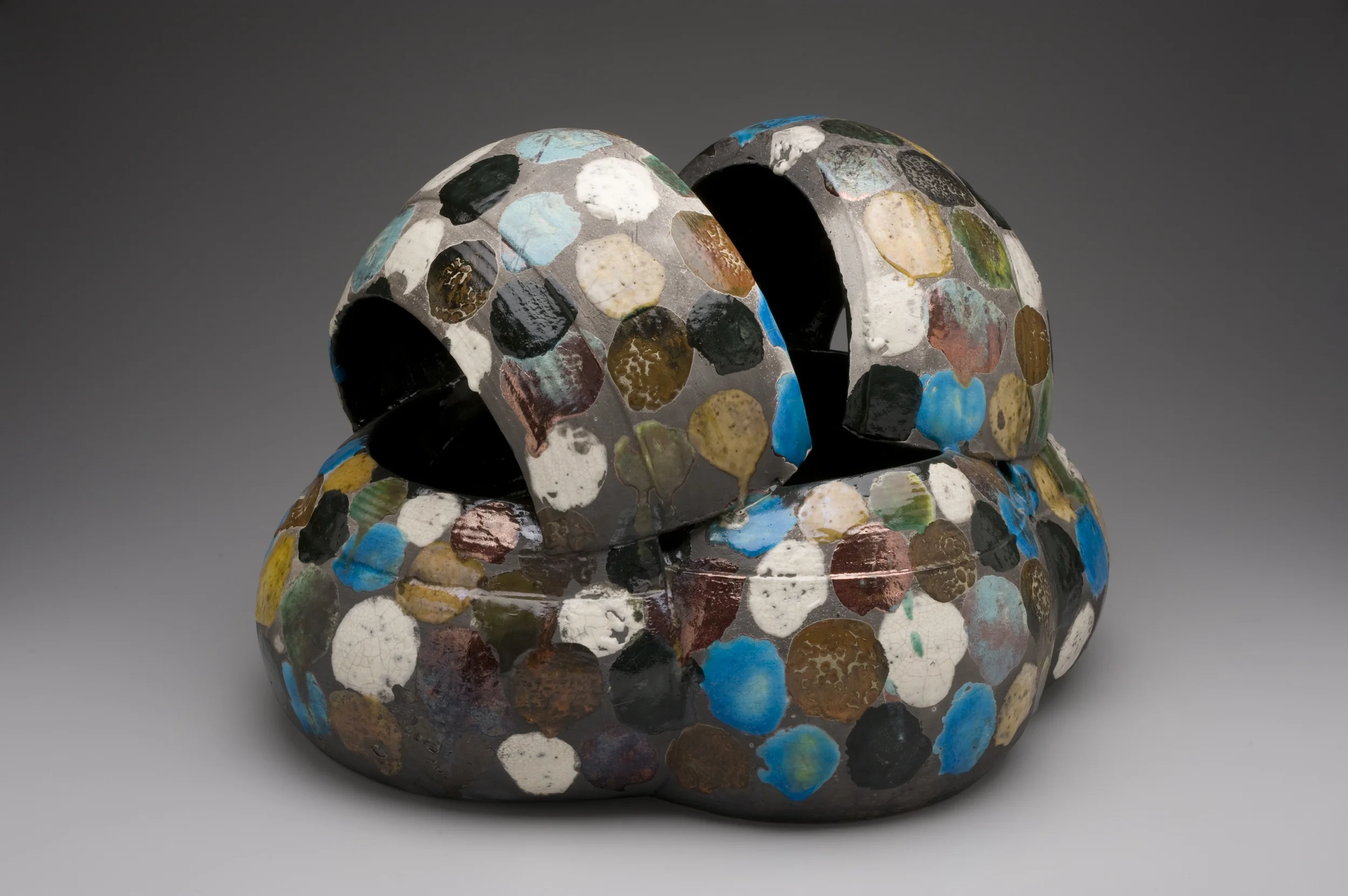 Armadura multicolor , 35.56 x 55.88 x 53.34 cm / 14" x 22" x 21"