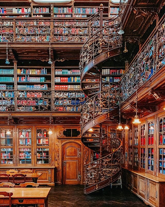 📚 We love books!!! Every time we visit a city or a hotel, we would spend sometime in their beautiful libraries or bookstores, not just taking photos but actually spending sometimes there. Reading a book for while and also buying some books to bring 