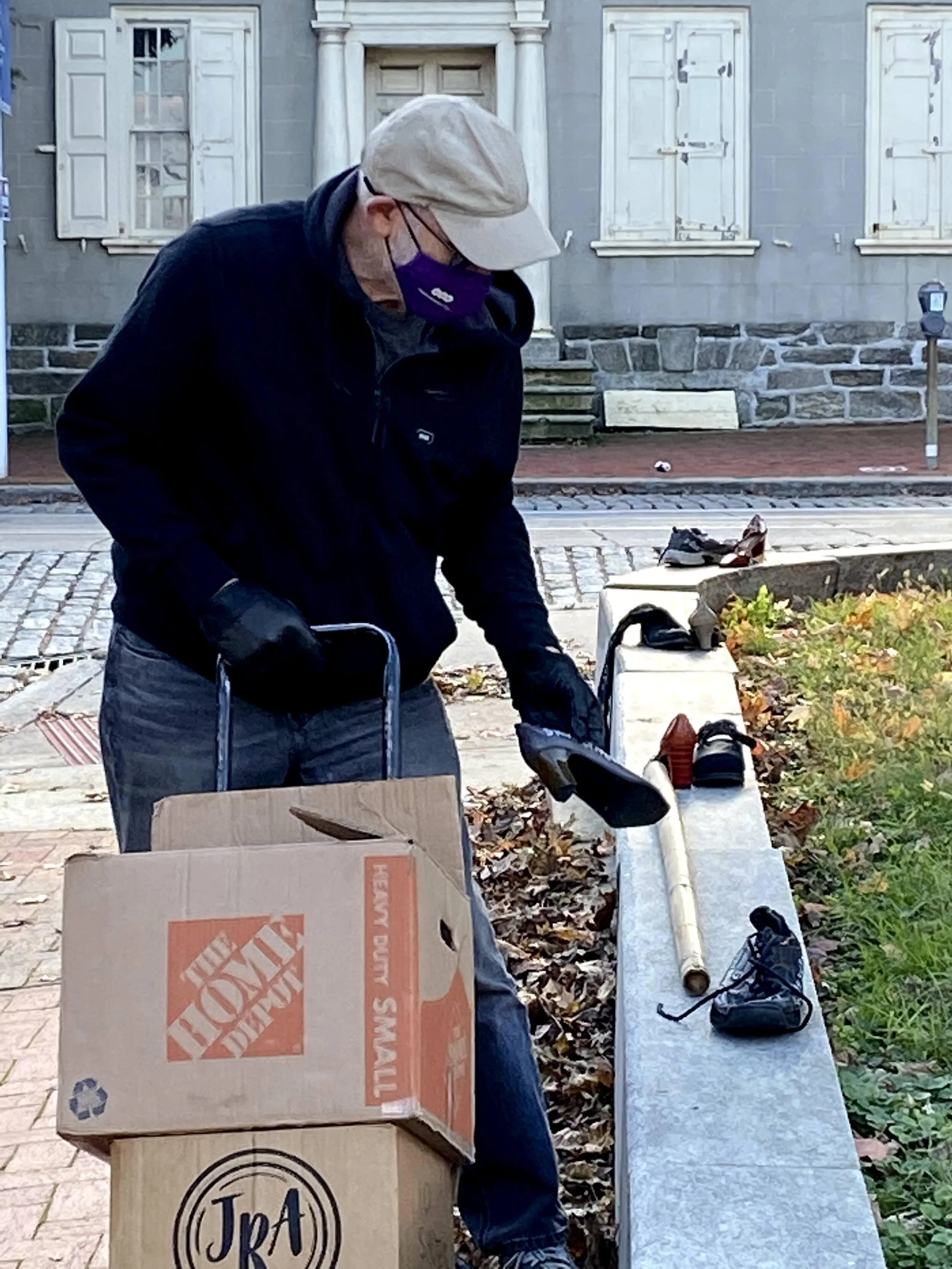 Rephael Epstein setting up his “Shoecial Distance” installation around Market Square Park.
