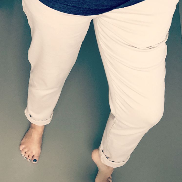 It's hard to take a good picture of pants that is not an awful bathroom selfie. So here you go, the perfect pants, right hand in my pocket and yes, that is a brand new pedicure!
