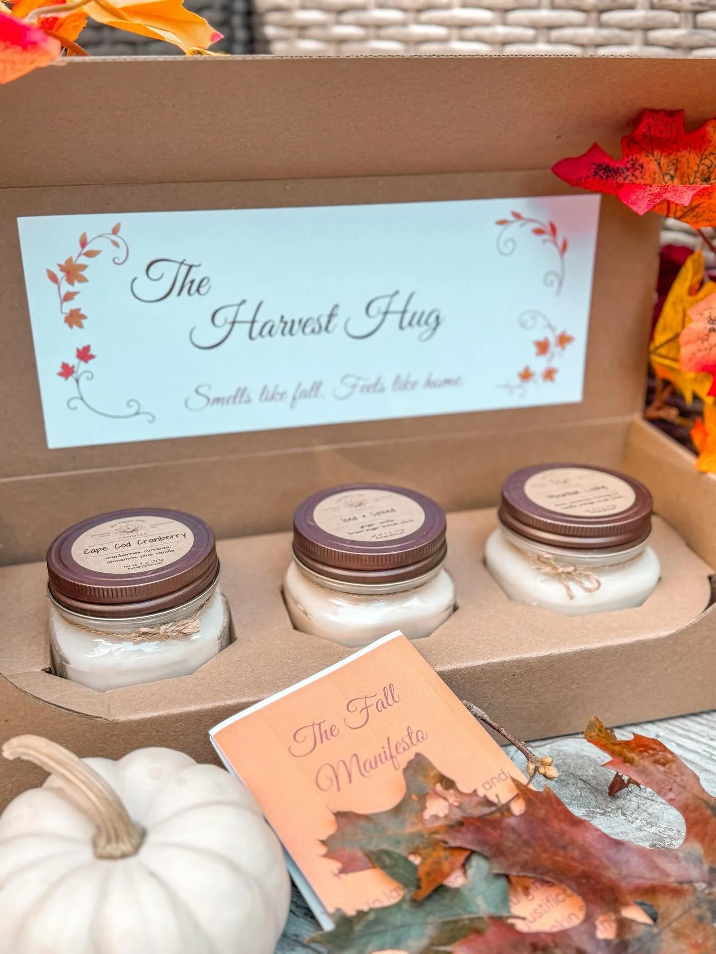 👀 Check out what will be available tomorrow at the @lovelivelocal fest! ⁣
⁣
🍁 𝗙𝗮𝗹𝗹 𝗠𝗮𝘀𝗼𝗻 𝗕𝘂𝗻𝗱𝗹𝗲 𝗚𝗶𝗳𝘁 𝗦𝗲𝘁 🍁 ⁣
This bundle includes 3 mason jar candles with an official fall manifesto, &amp; a seasonal label, all wrapped with a