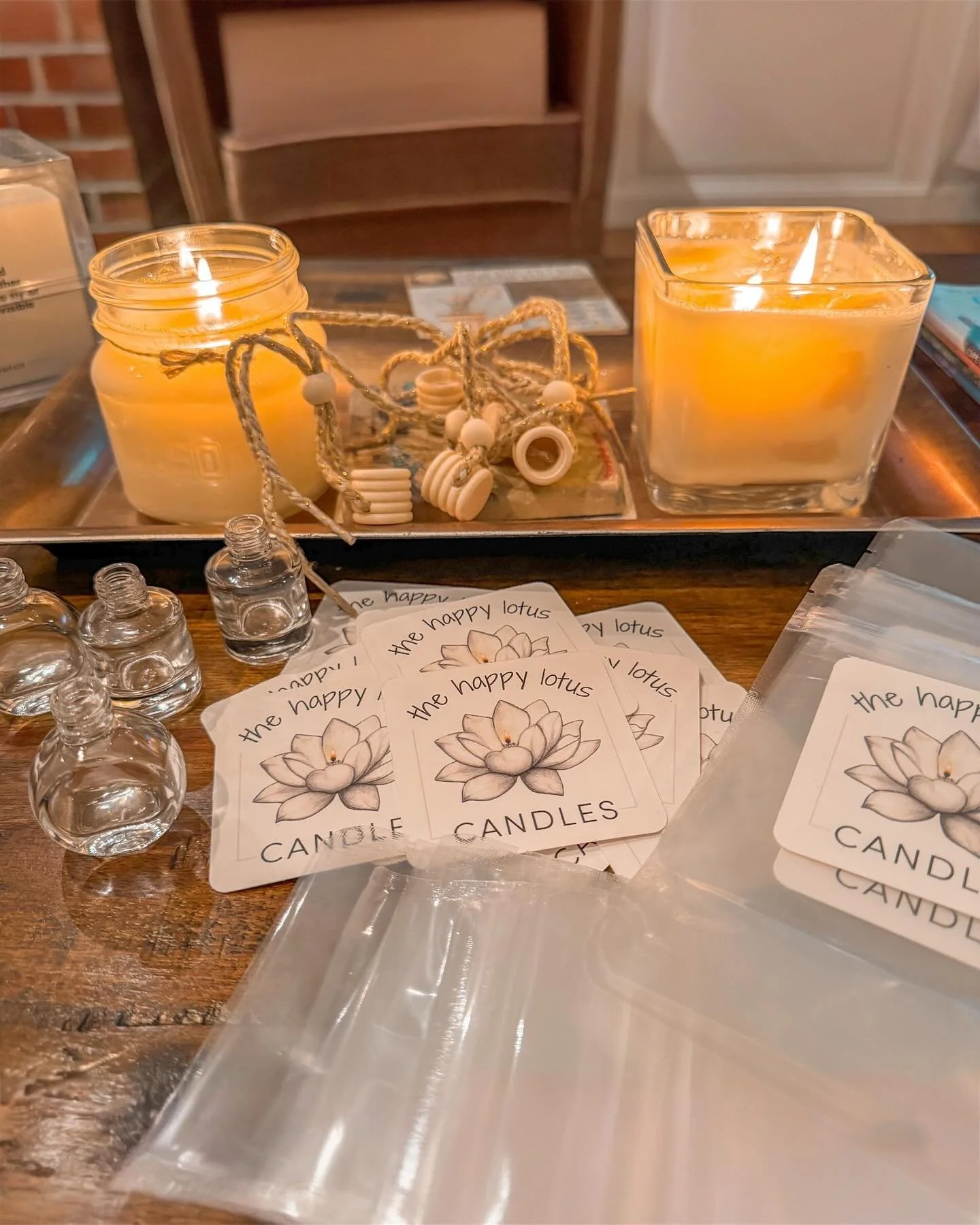 🕯️ Sunday plans: Car diffuser prep on the table, a holiday scent on the tray, &amp; football on the TV. ⁣
⁣
👃🏼 The scent: 🌲 𝗪𝗵𝗶𝗽𝗽𝗲𝗱 𝗩𝗮𝗻𝗶𝗹𝗹𝗮 𝗠𝗶𝗻𝘁 🌲 and it&rsquo;s part of the 𝘔𝘦𝘳𝘳𝘺 &amp; 𝘉𝘳𝘪𝘨𝘩𝘵 𝘊𝘰𝘭𝘭𝘦𝘤𝘵𝘪𝘰𝘯 th