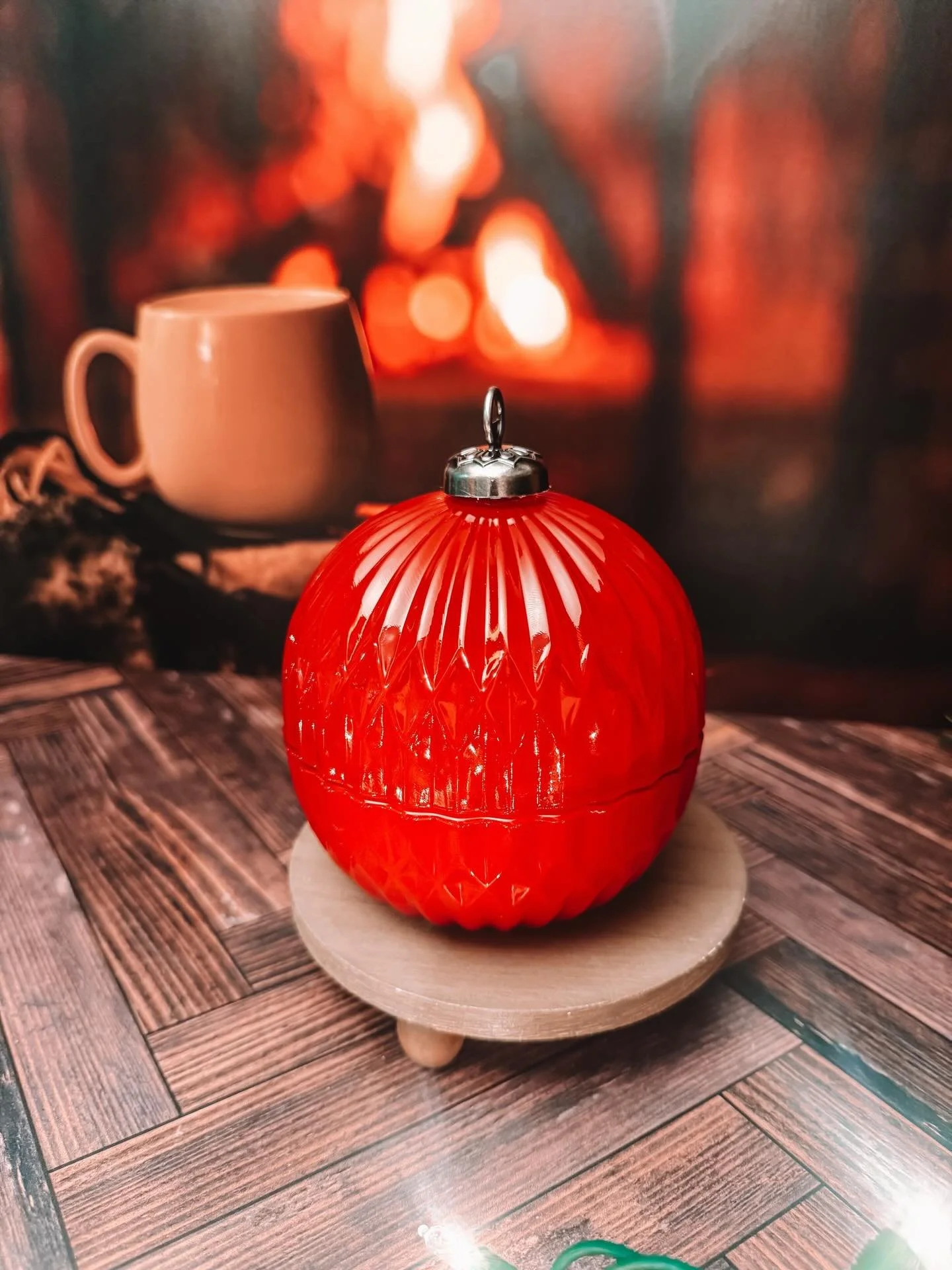 🎁 Remember that 𝘭𝘪𝘮𝘪𝘵𝘦𝘥 𝘦𝘥𝘪𝘵𝘪𝘰𝘯 𝗥𝗲𝗱 𝗚𝗹𝗮𝘀𝘀 𝗢𝗿𝗻𝗮𝗺𝗲𝗻𝘁 from the 12 Days of Cozy? ⁣
⁣
💃🏻 It&rsquo;s been off the site since the 12 Days ended, but I found a few extras &amp; I&rsquo;ll be bringing them with me to @lovelive