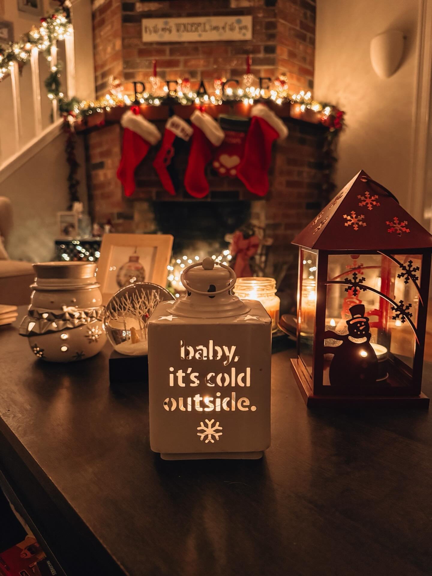 🥶 Forecast says 𝘧𝘳𝘦𝘦𝘻𝘪𝘯𝘨. 🕯️ *𝗜* say flickering flames, cozy vibes, and a 𝘸𝘩𝘰𝘭𝘦 lotta mood. And a dog, because obvs. 🐶 ⁣
⁣
🔥 Stay warm tonight, peeps! ⁣
#thehappylotuscandles #warm #cozy #burnbright