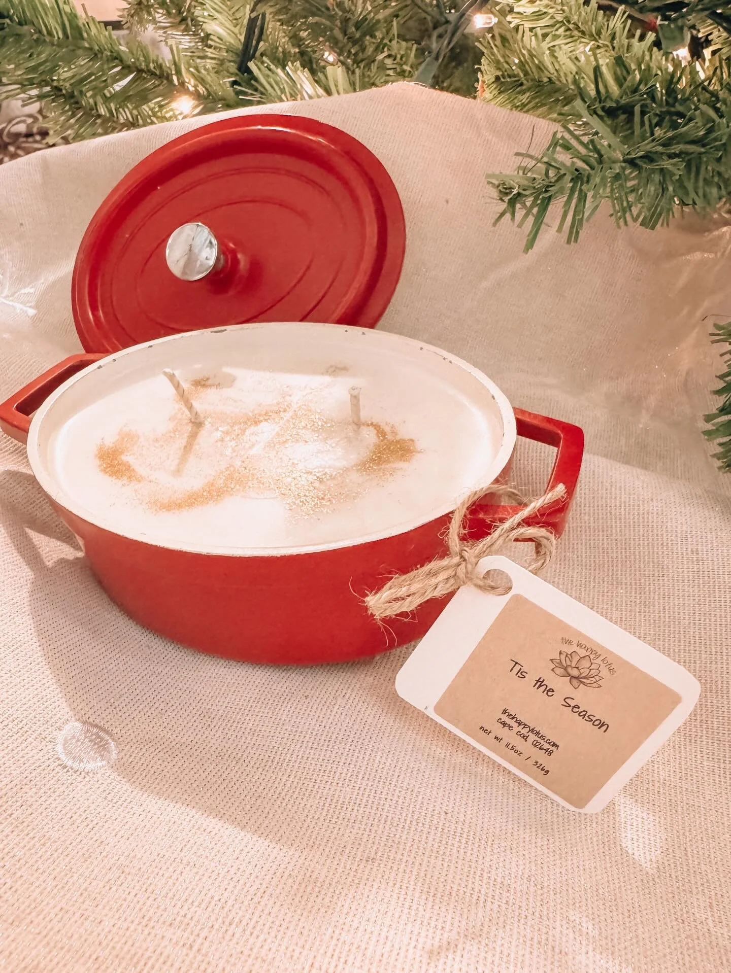 🤶🏼 When someone brings me a vessel they love, I can pour their candle right into it. ⁣
⁣
🎁 This little Le Creuset mini pot became a Christmas gift, isn&rsquo;t it adorable?⁣
⁣
📝 A quick note: since I don&rsquo;t regularly use these vessels, burn 