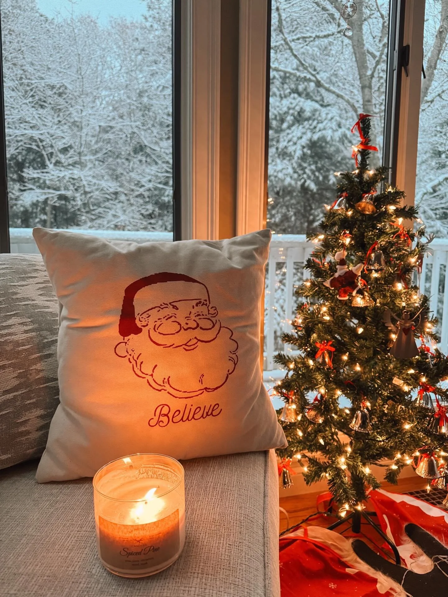 ❄️ There is just something so magical about the snow. ⁣
⁣
🩵 I&rsquo;m the one that goes from window to window to see how it looks. I&rsquo;m a kid like that. ⁣
⁣
🎅🏼 @designsbytararing for the pillow ⁣
#firstsnowfall #itssnowing #magic #holidays #c