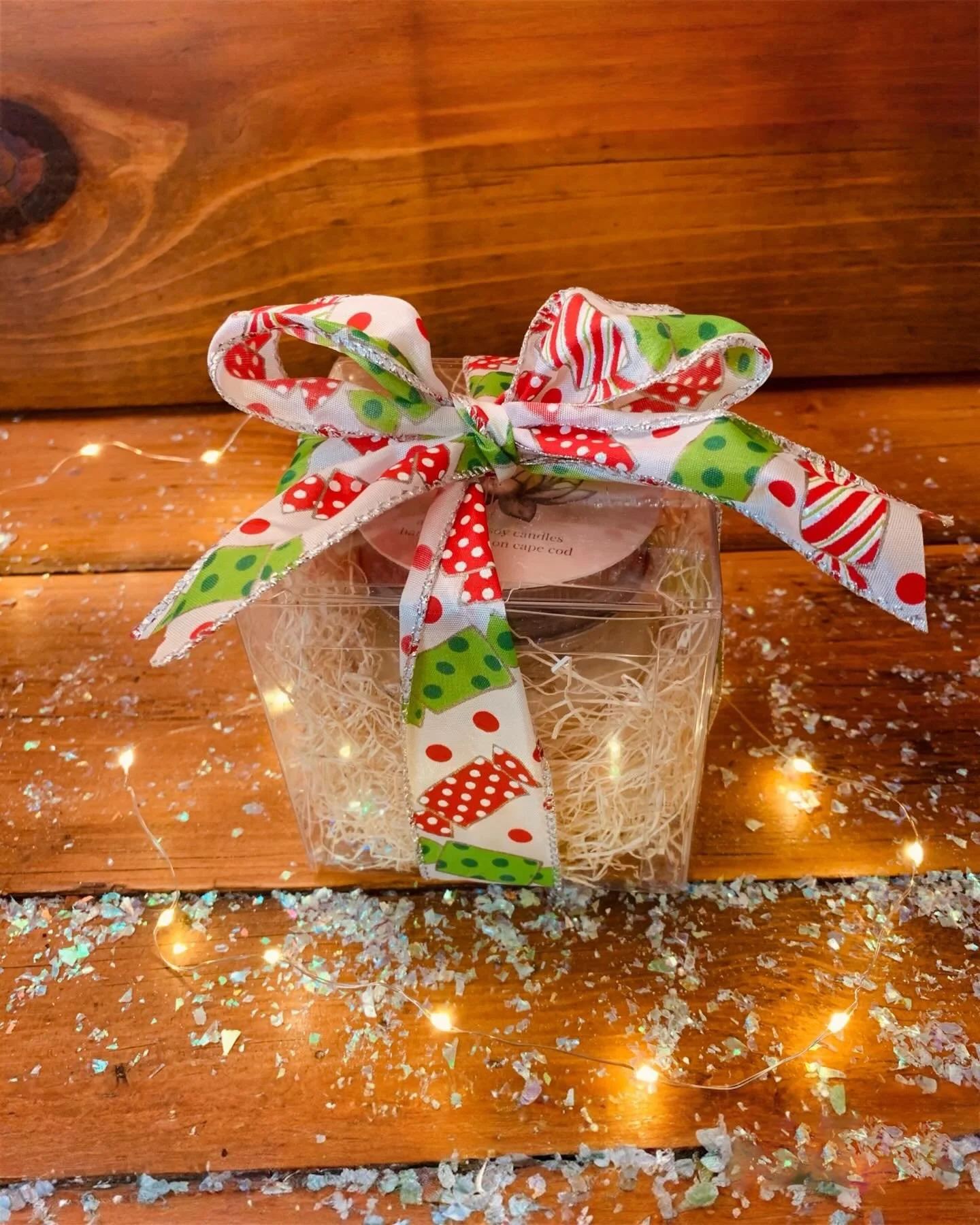 🎁 I 𝘭𝘰𝘷𝘦 gift wrapping. 🎀 From choosing the ribbon color to putting on the final touch by ✂️ snipping the ends of the bow. ⁣
⁣
📦 Putting them into a box with plenty of biodegradable packing peanuts to keep &lsquo;em safe and reusing the air fi