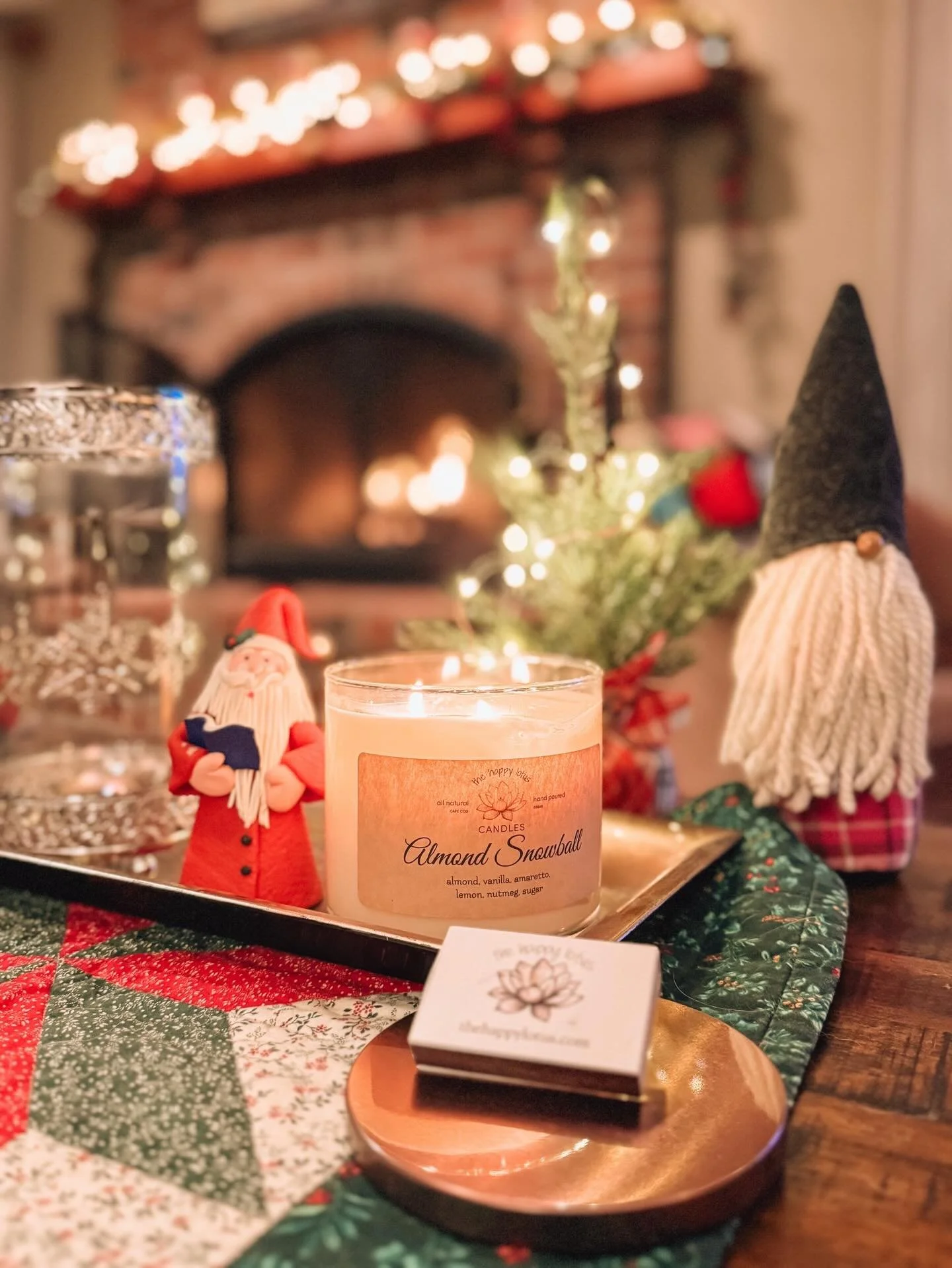 🕯️ 𝗧𝗼𝗻𝗶𝗴𝗵𝘁&rsquo;𝘀 𝘃𝗶𝗯𝗲: warm fire, sweet scents, &amp; holiday magic. ⁣
⁣
🏈 Oh, and football, because obvs. 🙄 ⁣
#thehappylotuscandles #firesidefeels #holidayathome #capecodcandles #burnbright