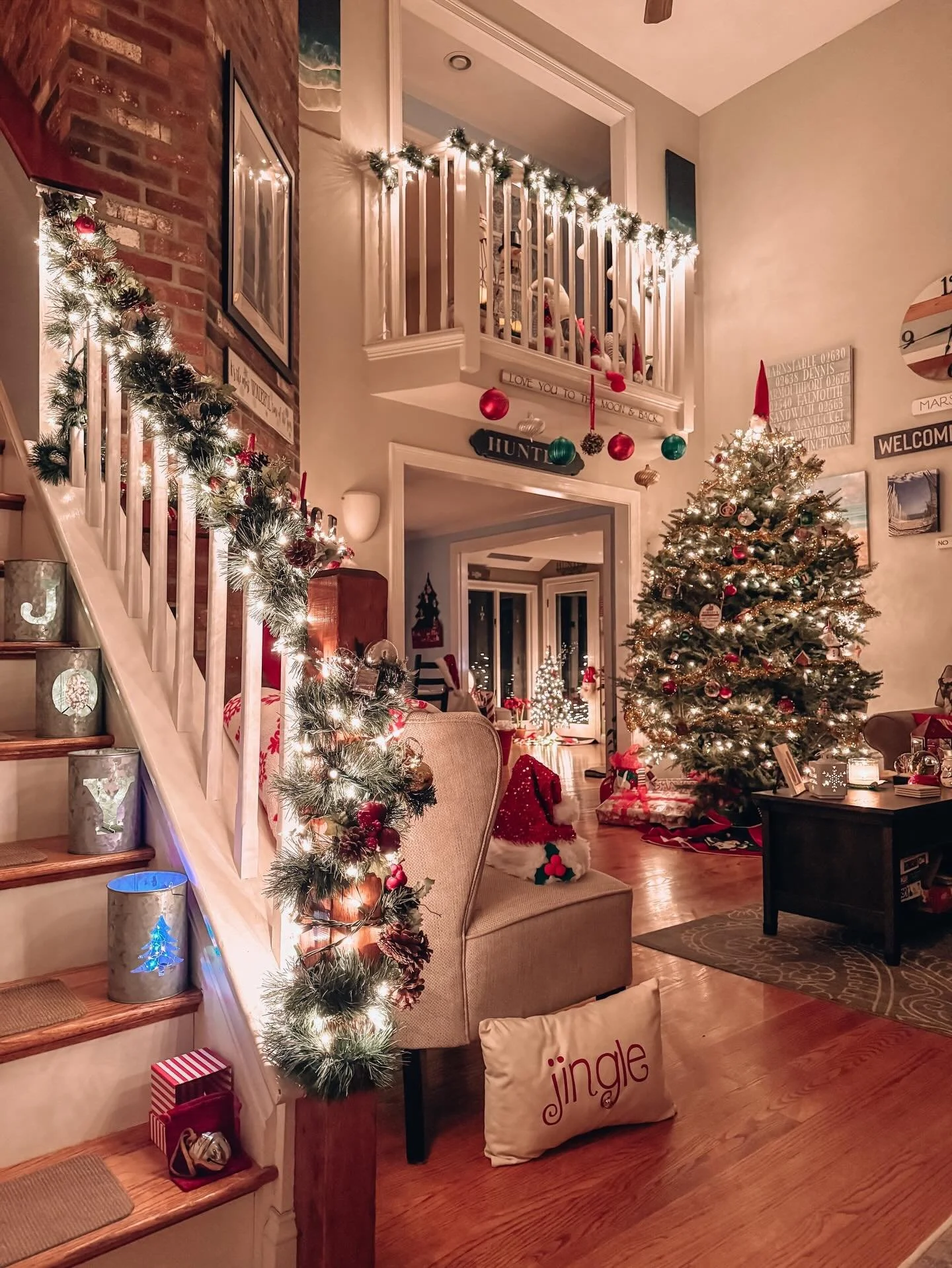 🤶🏼 From our family to yours, ✨ 𝗠𝗲𝗿𝗿𝘆 𝗖𝗵𝗿𝗶𝘀𝘁𝗺𝗮𝘀 &amp; 𝗛𝗮𝗽𝗽𝘆 𝗛𝗼𝗹𝗶𝗱𝗮𝘆𝘀! ✨ ⁣
⁣
🎄I&rsquo;ll be taking a 𝘏𝘰𝘭𝘪𝘥𝘢𝘺 𝘏𝘪𝘢𝘵𝘶𝘴 now through January 1st to recharge and plan for 2026.⁣
⁣
🕯️ Orders will start shipping agai