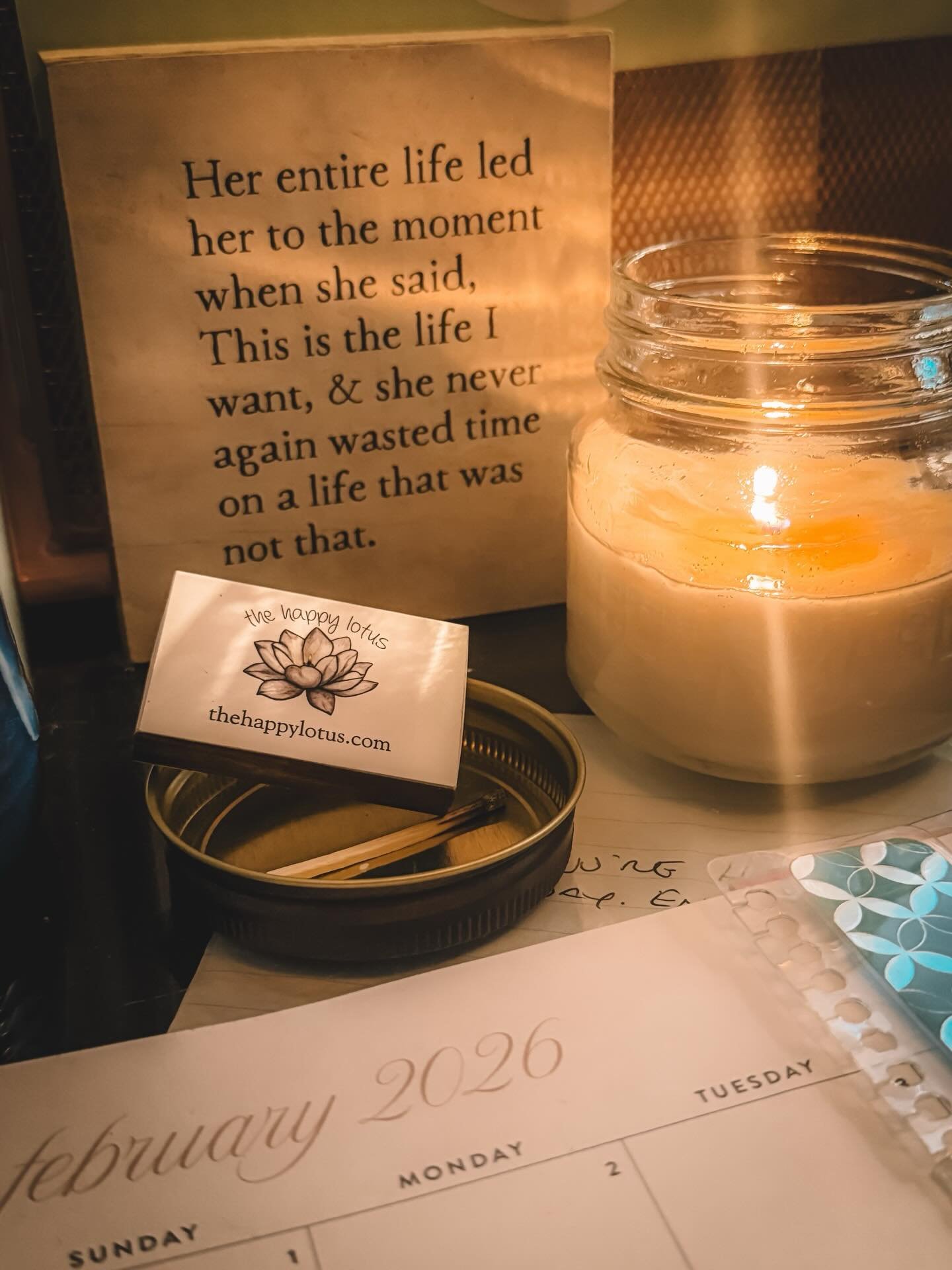 🕯️ This one&rsquo;s been burning next to me in the workshop all week. ⁣
⁣
🗓️ It&rsquo;s officially part of my morning ritual now; flip the lights on, light the candle, get to work.⁣
#morningritual #creativeworkspace #candlelover #gourmandvibes #the