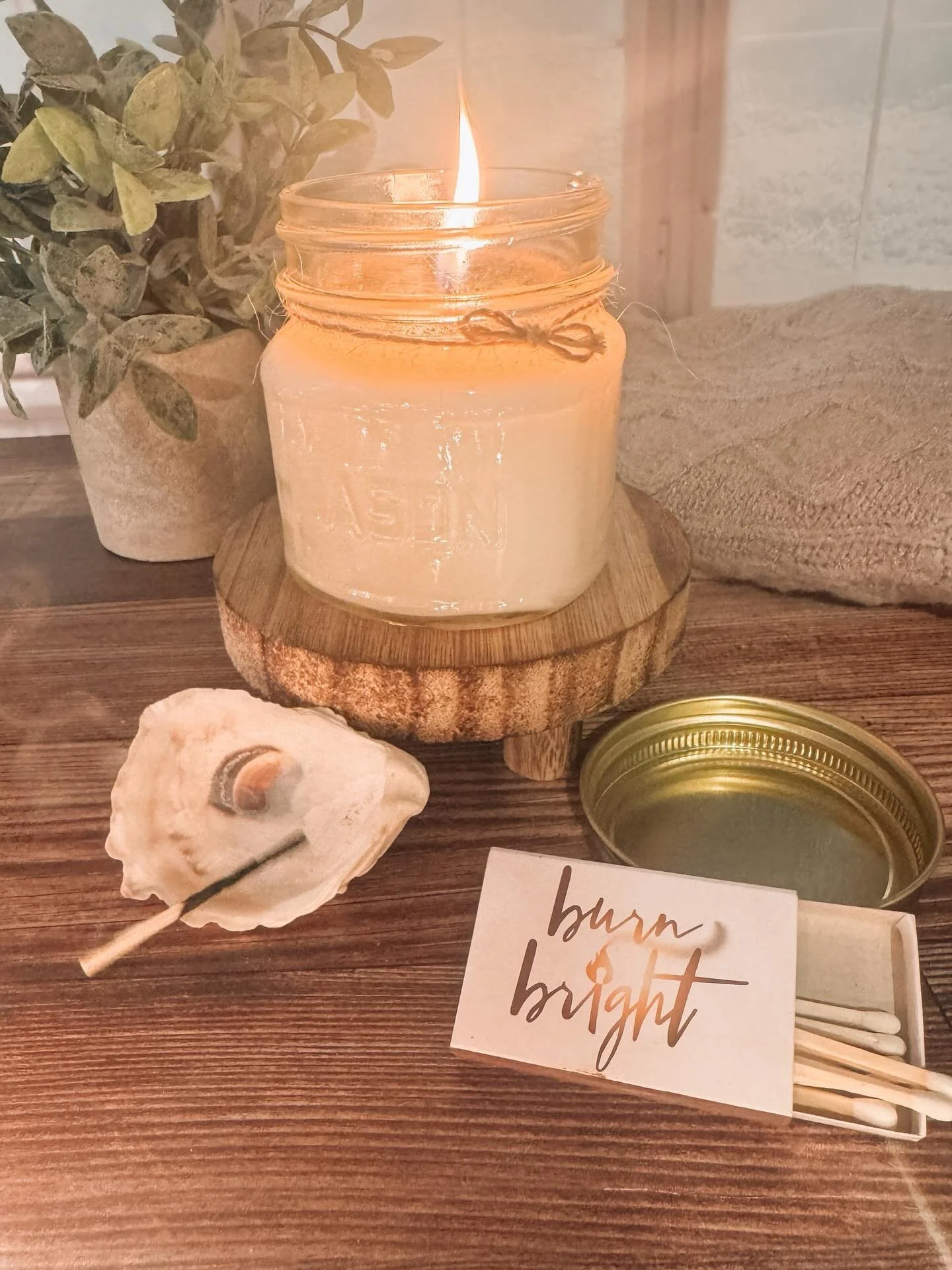 ❄️ Winter feels a 𝘭𝘪𝘪𝘪𝘵𝘵𝘭𝘦 softer with this one lit&hellip; it&rsquo;s been my way of bringing a little calm into the day. ⁣
⁣
🧘&zwj;♀️ Inhale&hellip; exhale 😮&zwj;💨&hellip;. just breathe. ⁣
#wintermood #thehappylotuscandles #cozyvibes #sl