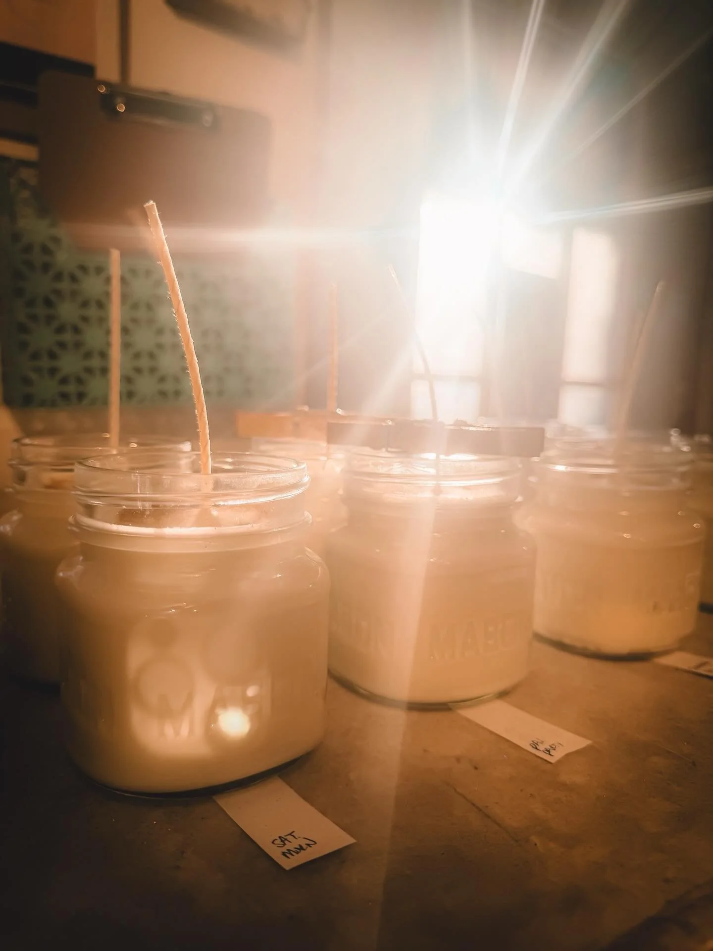 ☀️ A little 𝘢𝘶 𝘯𝘢𝘵𝘶𝘳𝘦𝘭 light and a quiet moment in the studio this morning. ⁣
⁣
🫠 Not that it ever gets too loud in here&hellip; well, unless I start singing. Then all bets are off. 😜 ⁣
#cozyworkspace #thehappylotuscandles #makersgonnamake