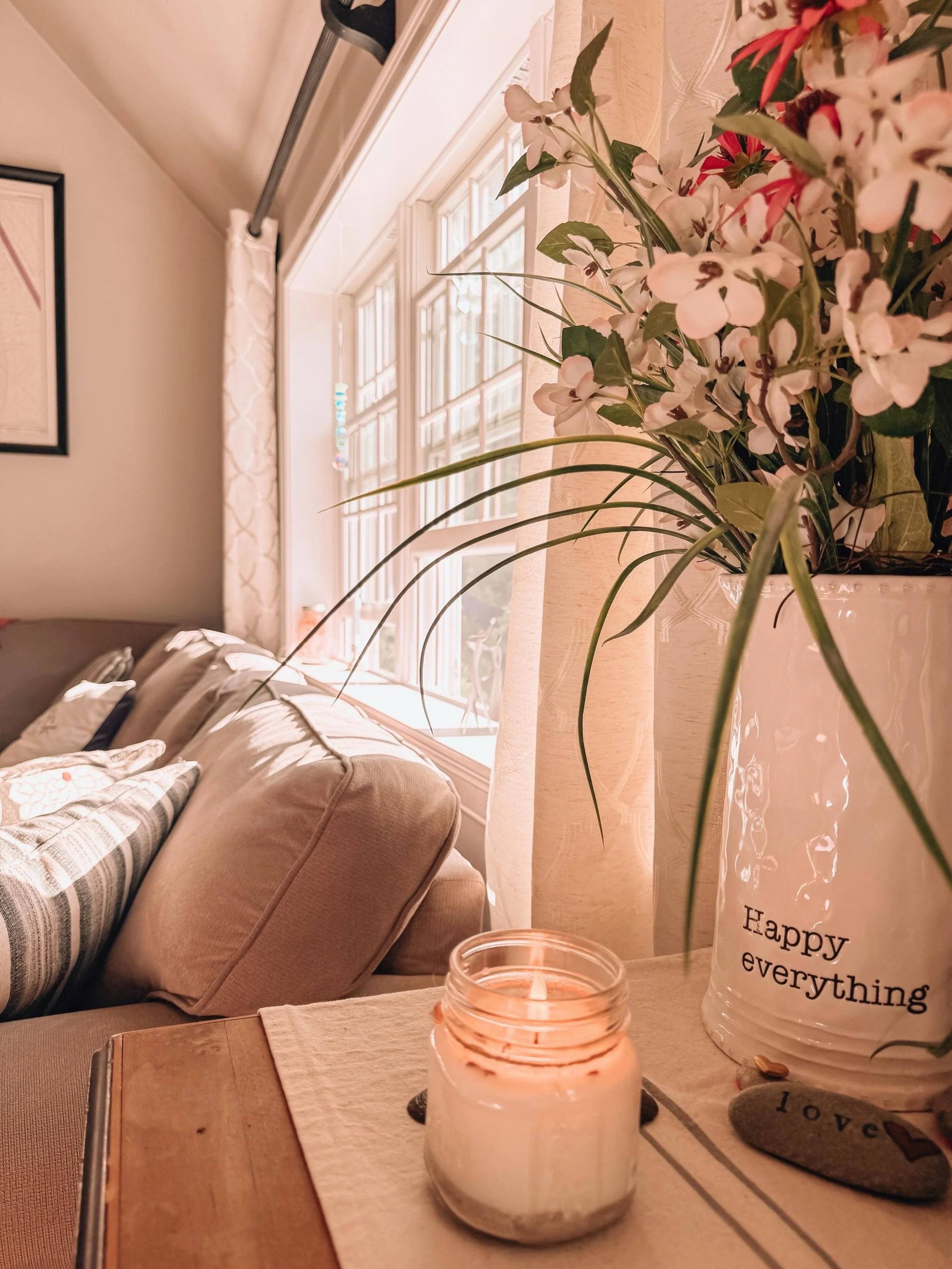 End of day ritual: light at least one candle&hellip; but for me it&rsquo;s more like five. 😜 ⁣
⁣
I love going around the house and lighting candles &hellip; my brain relaxes a little more with each strike of the match. 🕯️ ⁣
⁣
💐 Floral arrangement 
