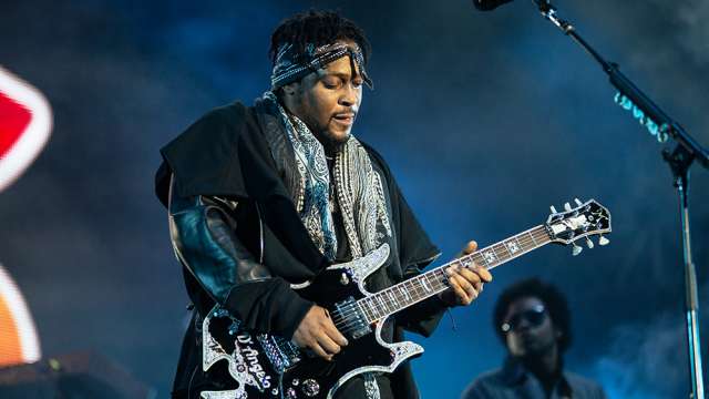 D'Angelo playing live