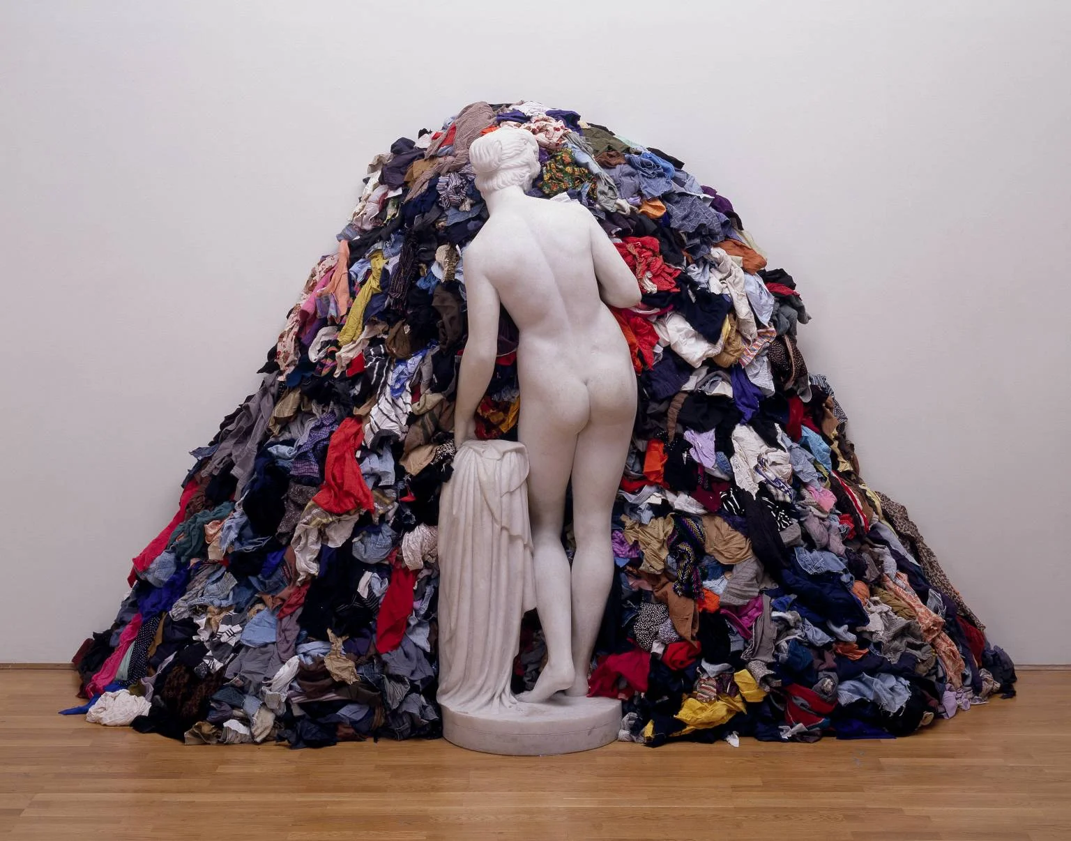 Arte Povera: Michelangelo Pistoletto, Venus of Rags , 1967. Pistoleto contrasts the common rags of the poor with a recreation of a classical Venus statue