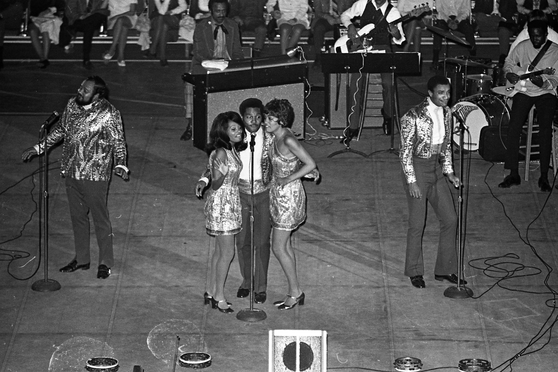 5th Dimension performing "Aquarius"