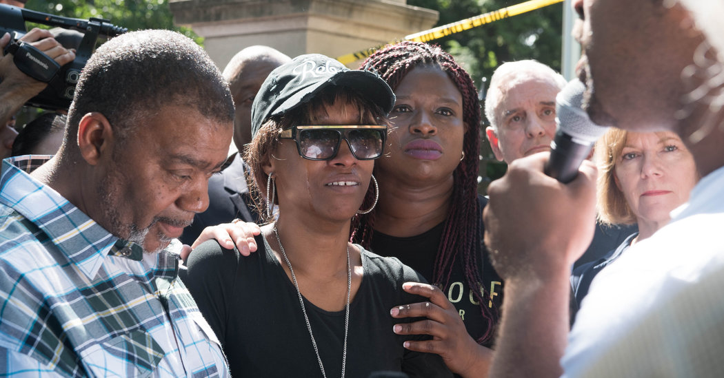 Diamond Reynolds (center), who live-streamed the death of her fiance Philando Castile at the hands of police on her phone.