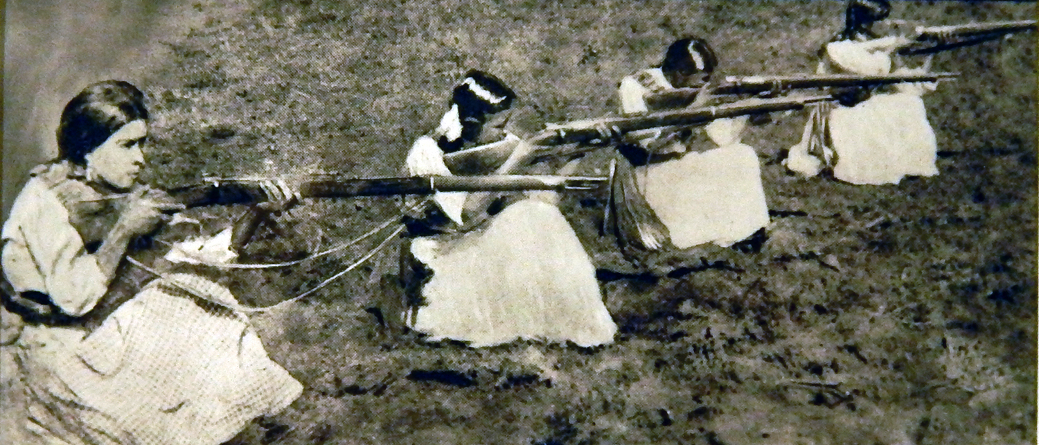 Casasola, Soldaderas ready to fire at the forces of Jose Ines Chavez Garcia (Mexico, 1914)