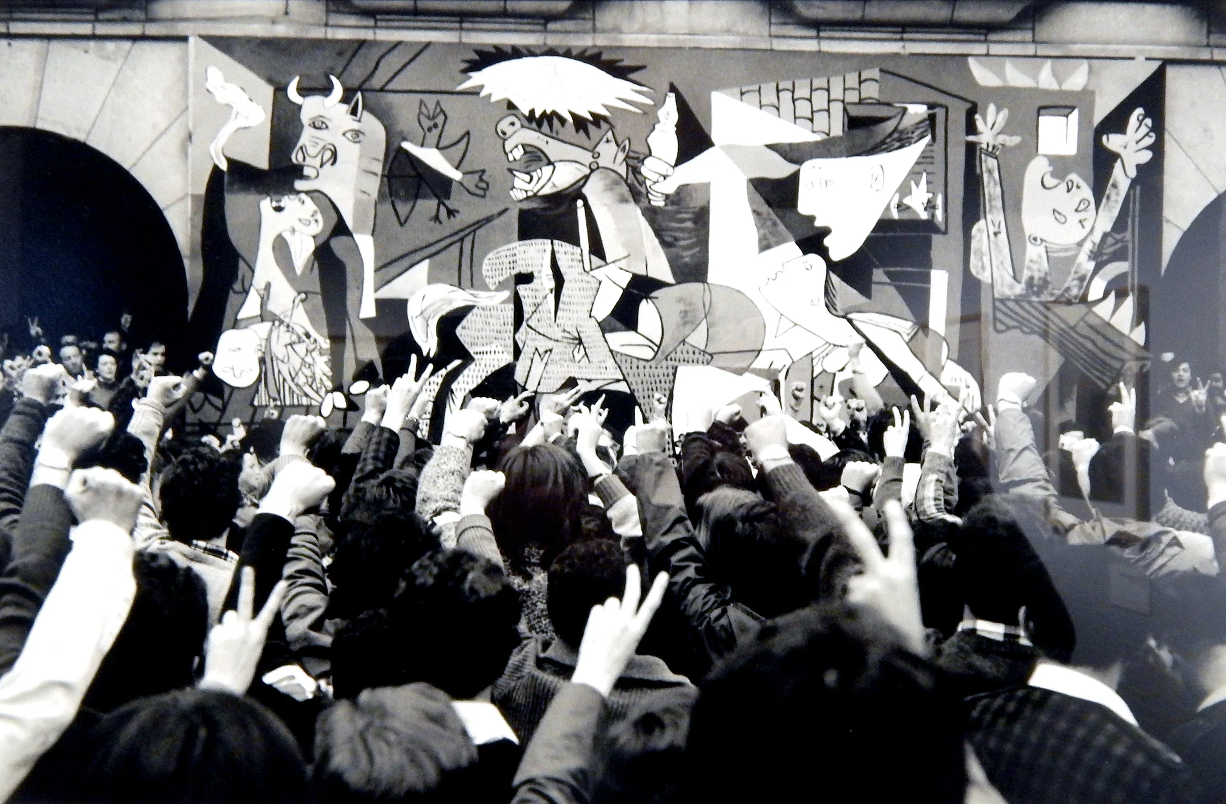 Leonard Freed, Residents of Guernica in front of a mural replica of Pablo Picasso's painting (1977)