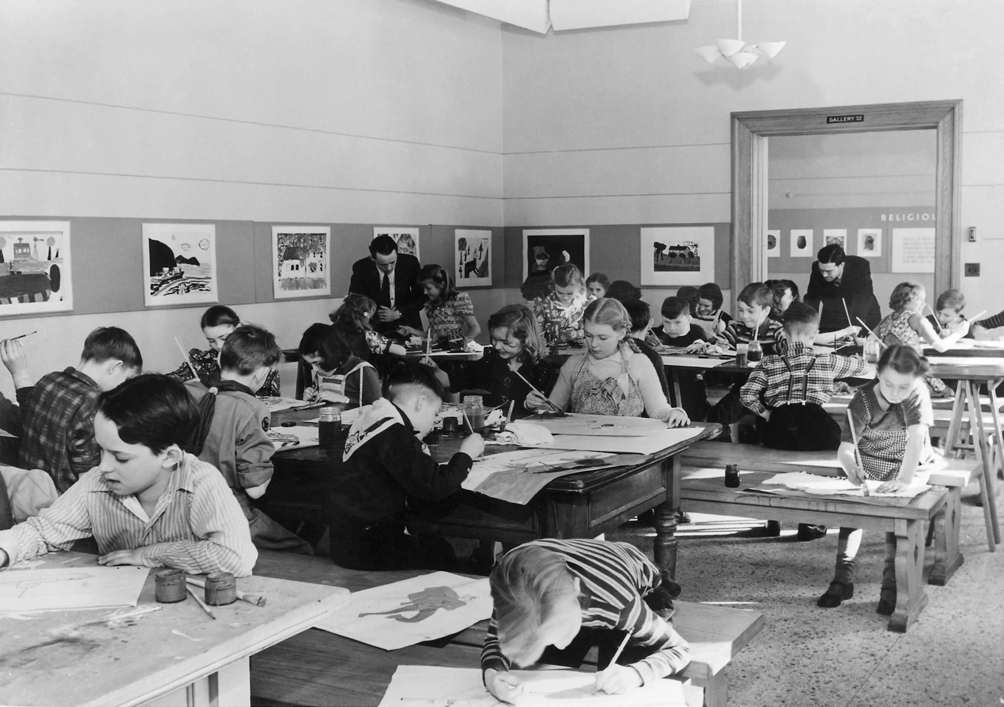 Children's art class at the Walker Art Center , Minneapolis, Minnesota (Wikipedia)