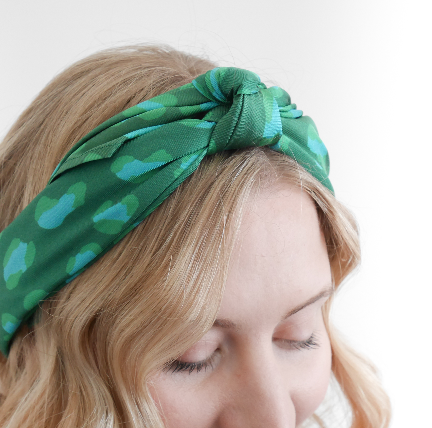 Wild_GreenLeopard_Scarf_5.png
