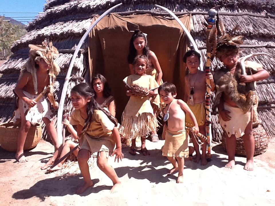 Индейцы апачи вожди. Индейцы чарруа уругвай. Индейцы навахо одежда. Индейцы роды. Индейские женщины с большими губами.