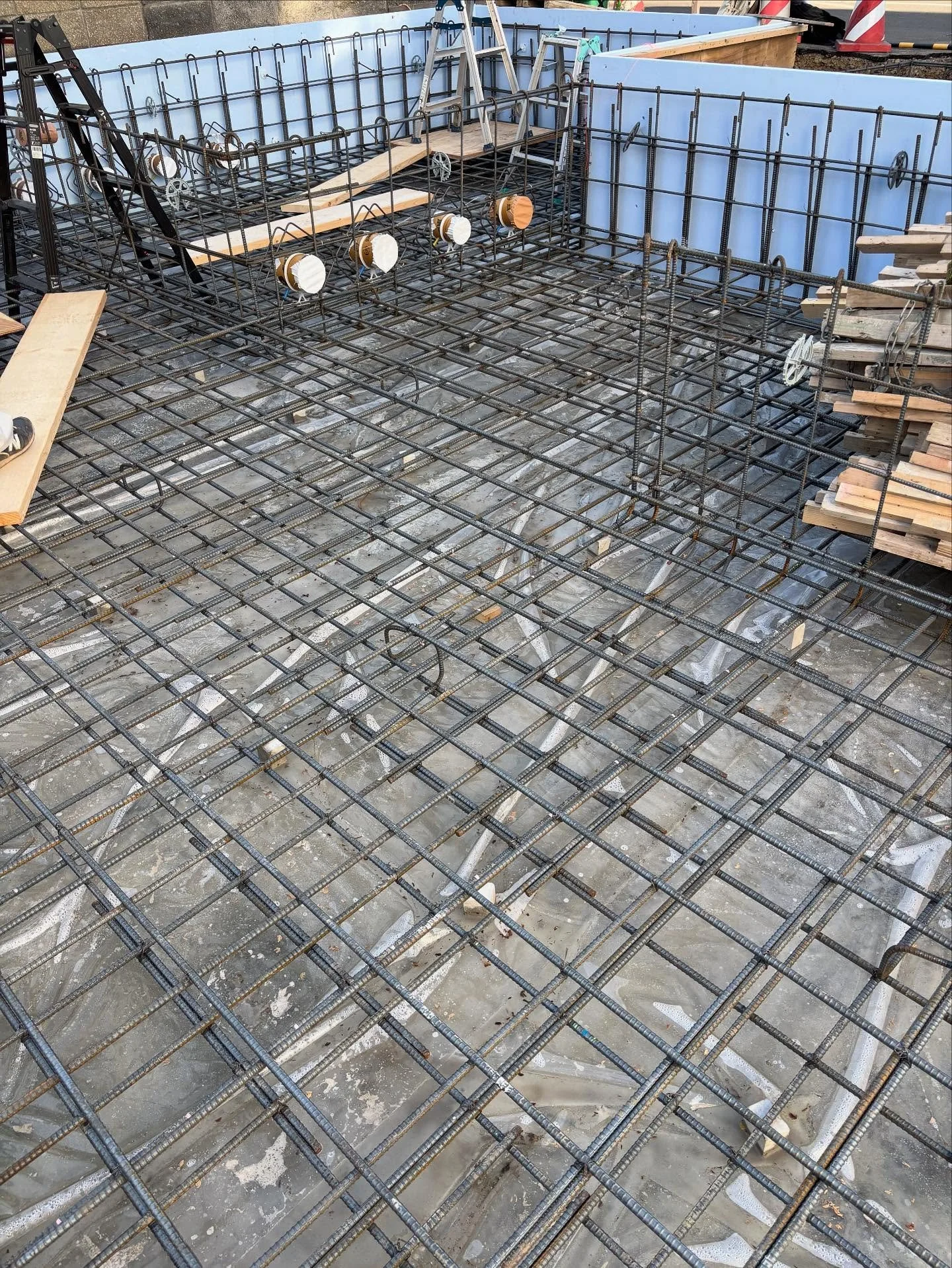 配筋検査 rebar checking 
毎プロジェクトごとに似たような写真を載せていますが、先週の金曜日も「多世代の家」の配筋検査でした。今回は構造家の大野様と検査。その場で施工しやすい代替案を出していただいたり、現物を見ながら打ち合わせできる事の大切さを感じます。今日の午後が打設!拓友建設さん、宜しくお願い致します!
Last Friday was another milestone: the rebar inspection for our “Generation Hous