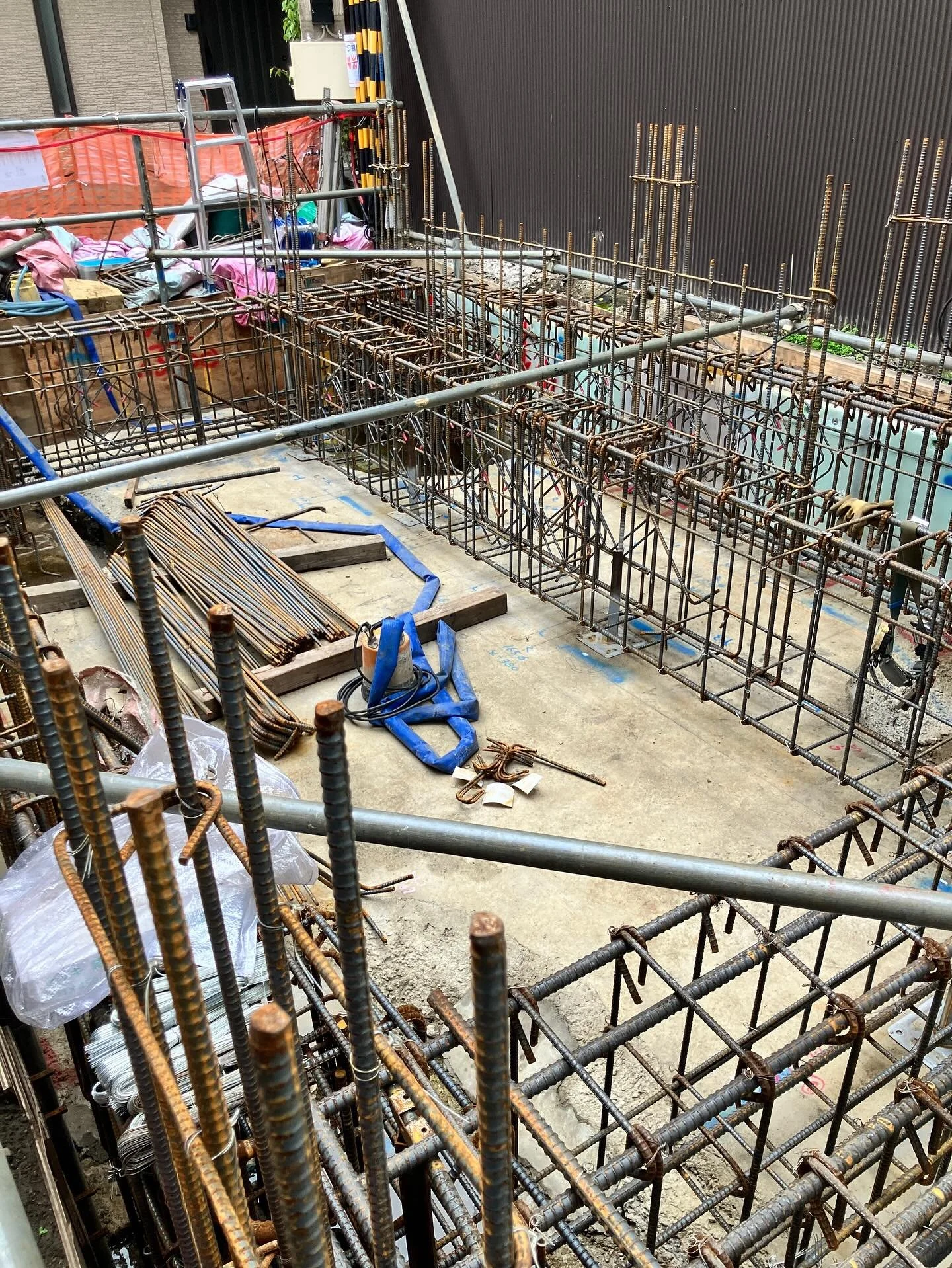 配筋配筋配筋 rebar rebar rebar construction 
今動いているプロジェクトはどっちも絶賛配筋中。「テラスハウス」では配筋だったり埋設配管だったりスリーブだったり、この数週間、いや、数ヶ月?とことん悩まされました。幅4m、奥行き7mの超狭小地における4階建て、RC造、内外打ちっ放しコンクリート、異種用途あり、軟弱地盤のテラスハウスは本当に難しい。逃げ寸法がない。でもやっと光が差し込んできた感じです。解けてきた。嬉しいです。来週の配筋検査がうまく行きますように。
Bo
