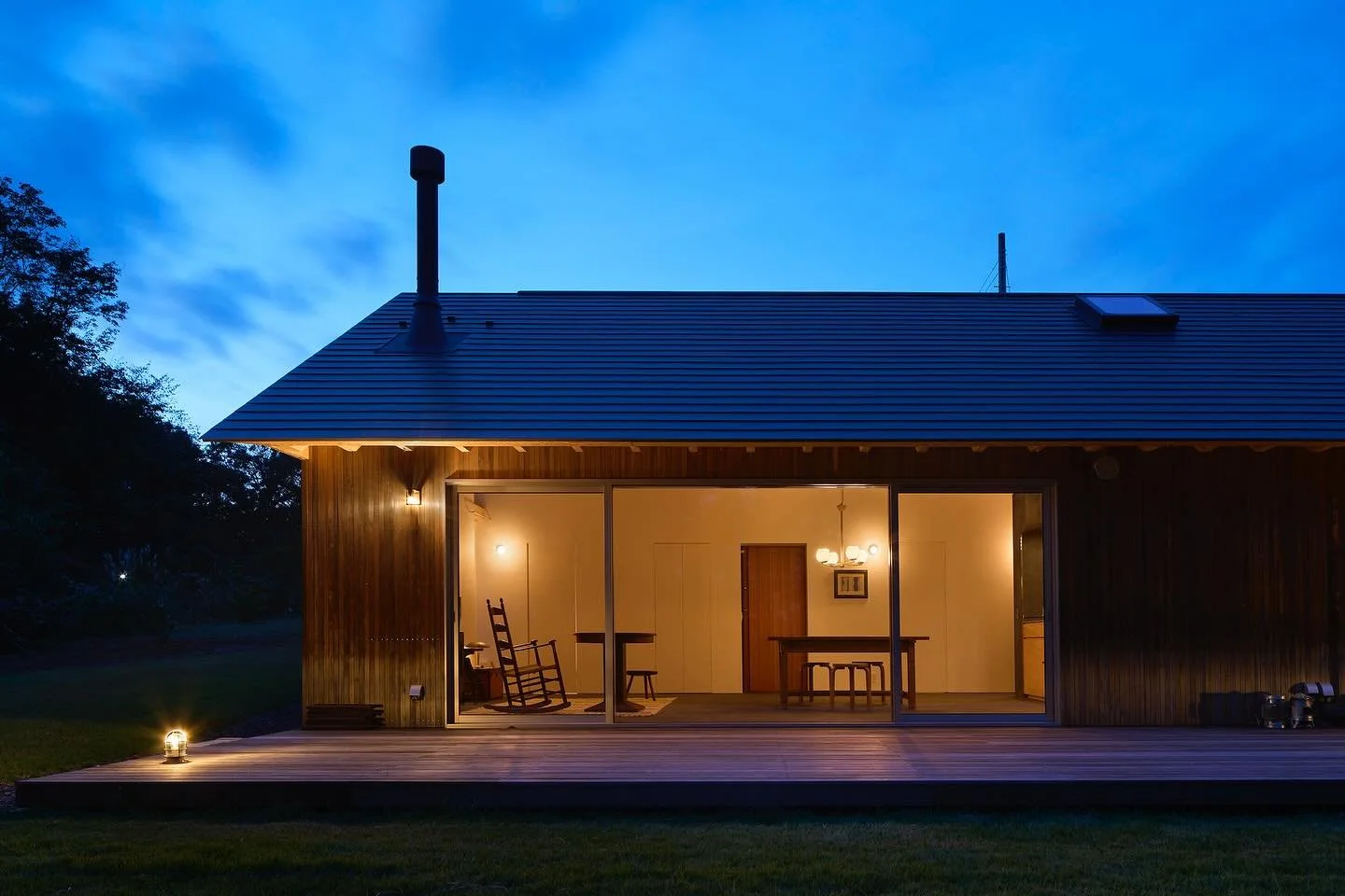 寒くなってきましたね it’s getting cold outside.
 
冬の「丘の家」は薪ストーブのおかげで暖かいと聞きます。今年の冬も暖かく過ごしていただきたいですね。
Thanks to the wood-burning stove, the Hill House is said to be cozy even in winter. May this year’s winter be just as warm and pleasant. 
「丘の家」の写真