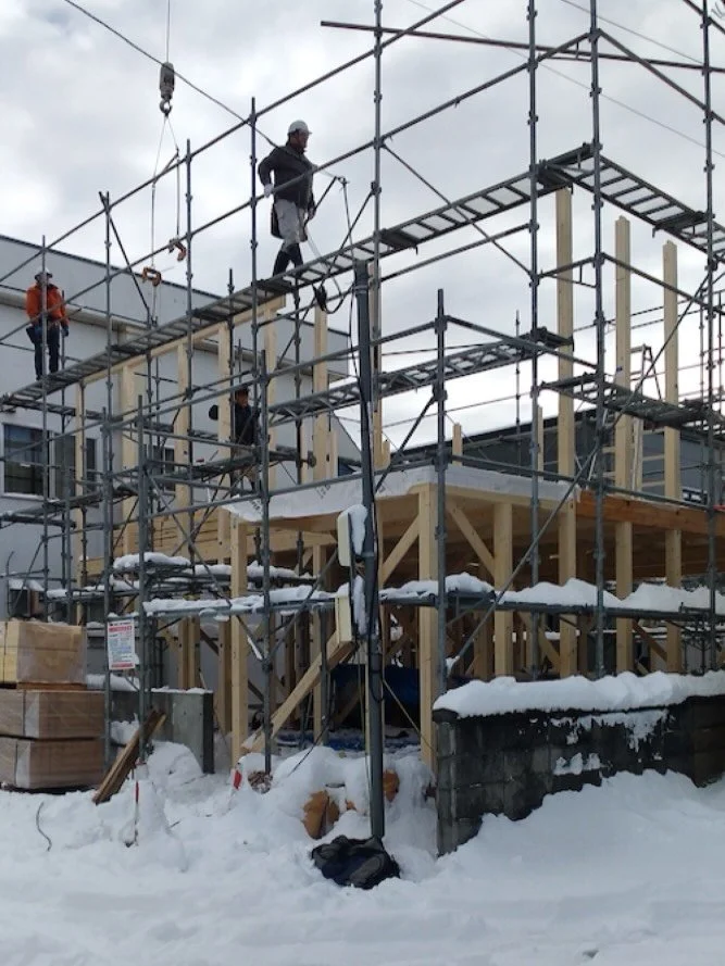 雪の中の建て方　framing in the snow

今週木曜日は建て方検査です。先週送られてきた写真には驚きました。雪の中での建て方、、、過酷すぎる。本当にお疲れ様です。どんな天気であってもスピード感を持って着実に前に進んでいる拓友建設さんに感謝です。

Framing inspection this Thursday.
Snowy construction last week&mdash;so tough.
Thank you, Taku-yu Kensetsu, for pushing