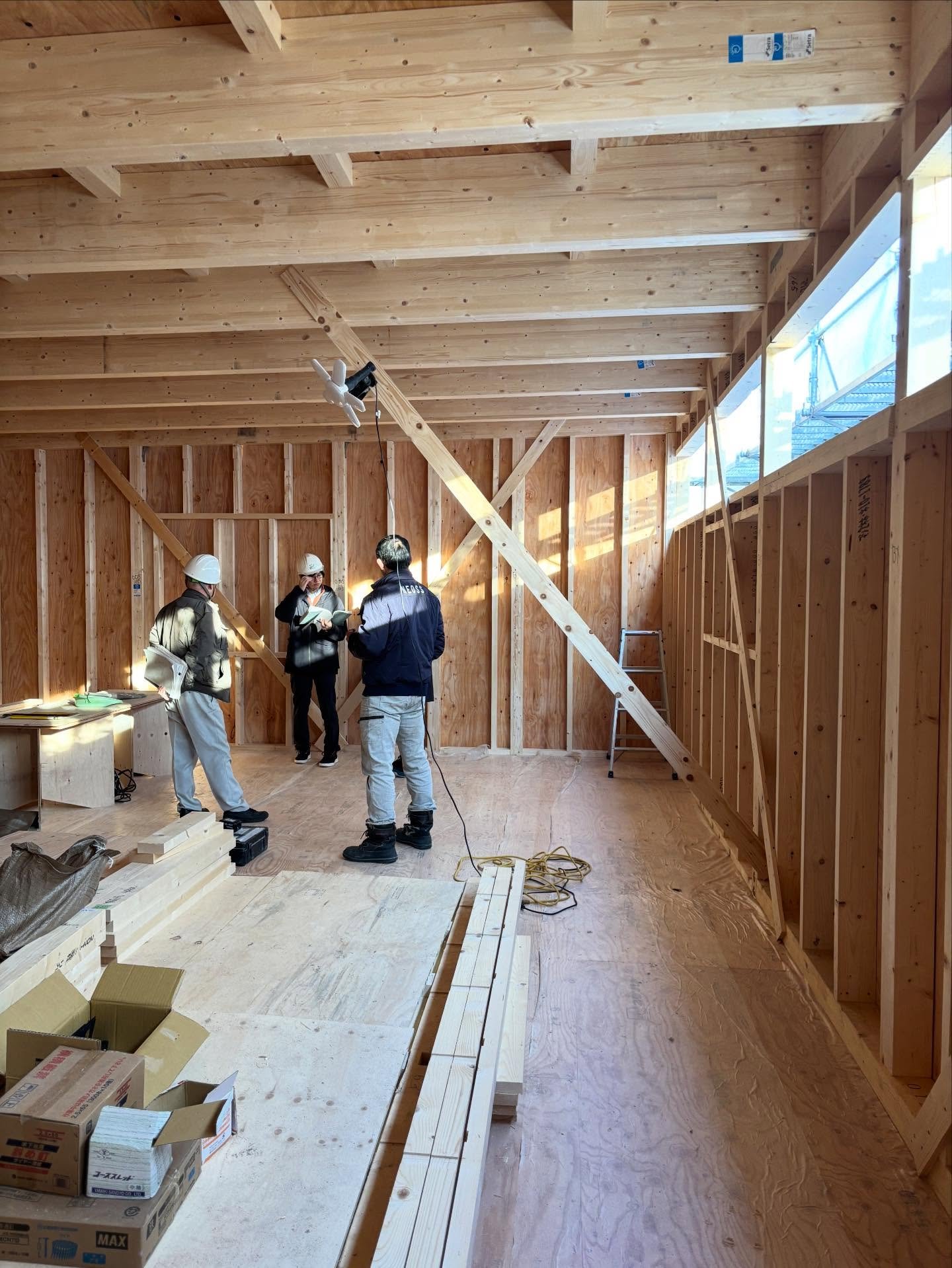 建て方検査　framing inspection

先週は「多世代の家」の建て方検査でした。ハイサイドライトの安定した光が好きです。大工さんの腕がよくてとても綺麗でした。

Last week was the framing inspection of the &ldquo;Generation House.&rdquo; I love the stable light from the high-side windows.  Beautifully crafted by skillful ca