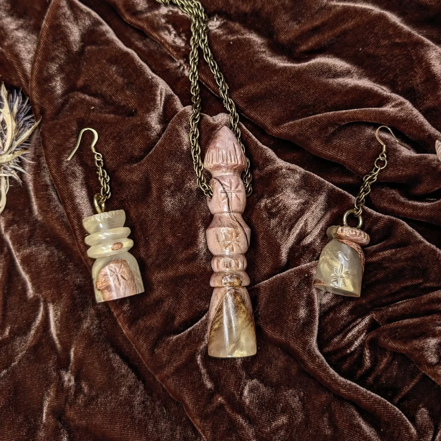 ✨ Ear Decors in Golden Hues and its Guardian Amulet made from the same Alder Burl ✨

The first Artefacts from the '' Garden of Dreams'' Collection will be available on my Website on the 4th October at 8pm GMT+1

#magicwand #wand #wizard #woodsmith #c
