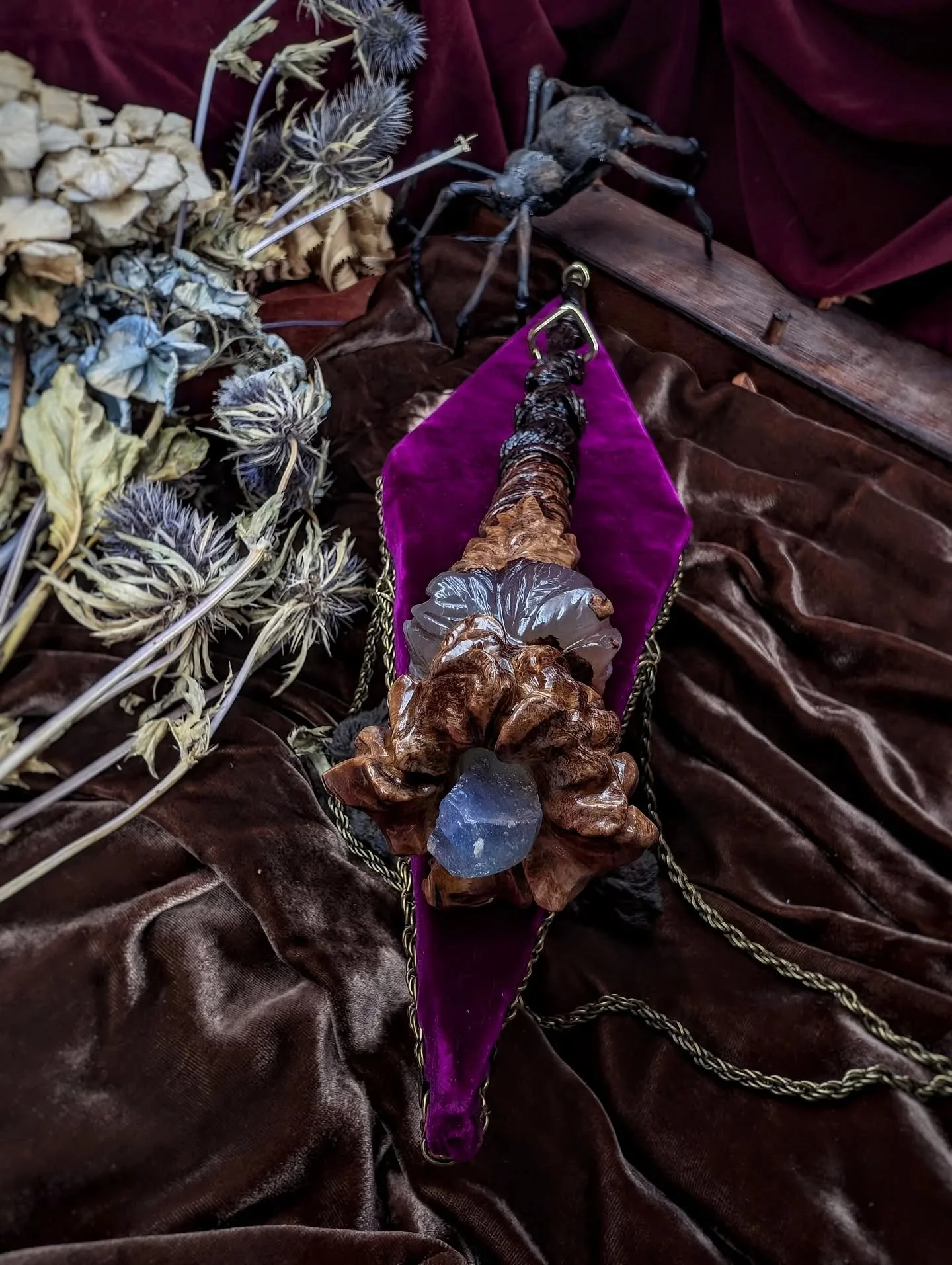 RENDEZ-VOUS &Agrave; BERNAY EN NORMANDIE POUR @samhainbernay

J'ai h&acirc;te de vous faire d&eacute;couvrir mes nouveaux Tr&eacute;sors, des Baguettes aux Bijoux, il y aura pour s&ucirc;r une P&eacute;pite rien que pour vous

Je serai dans l'Abbaye 