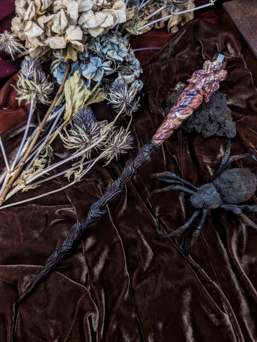 'Knight of The Iris Queen' - Maple, Ash, Exquisite Amethyst Scepter Chibuku, 40,5 cm

'' The Garden of Dreams Collection ''
Available at the moment at @samhainbernay
Then on my website from the 4th November 8 pm GMT