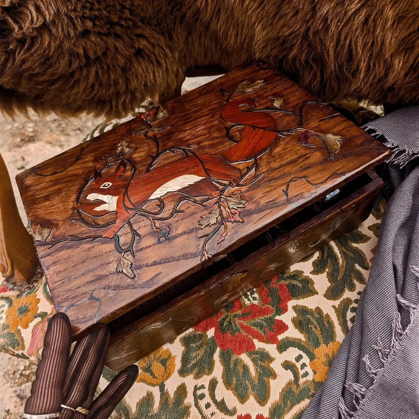 Autumnal Dream Collab with @alliance_dessences on a Treasure Box, entirely hand-made, made-to-measure, adorned with an elegant Marquetry and hand-painted ornaments, lined with an antique chestnut-brown velvet.

This Box isn't for sale as it is a comm