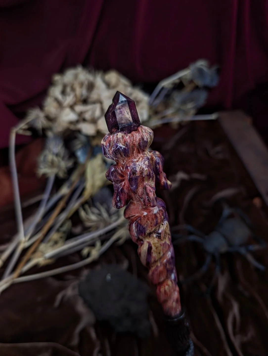 'Knight of The Iris Queen' - Maple, Ash, Exquisite Amethyst Scepter Chibuku, 40,5 cm

'' The Garden of Dreams Collection ''
This Treasure Wand is still Available, DM if you would like to Claim it 🪶

'The Garden of Dreams' Collection includes Wands, 