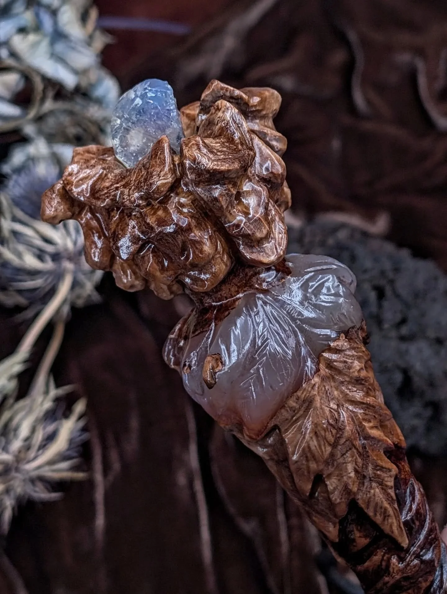 'Deep Dreams in Bluebells Spells' - Ash, Alder, Cloud Blue Resine, Rare Seafoam Blue Andare Crystal certificated 1998, Marquetry Flowers by @alliance_dessences , 40 cm

Exquisite Treasure Wand including a Rare Crystal, stunning Woods, Hours of Carvin