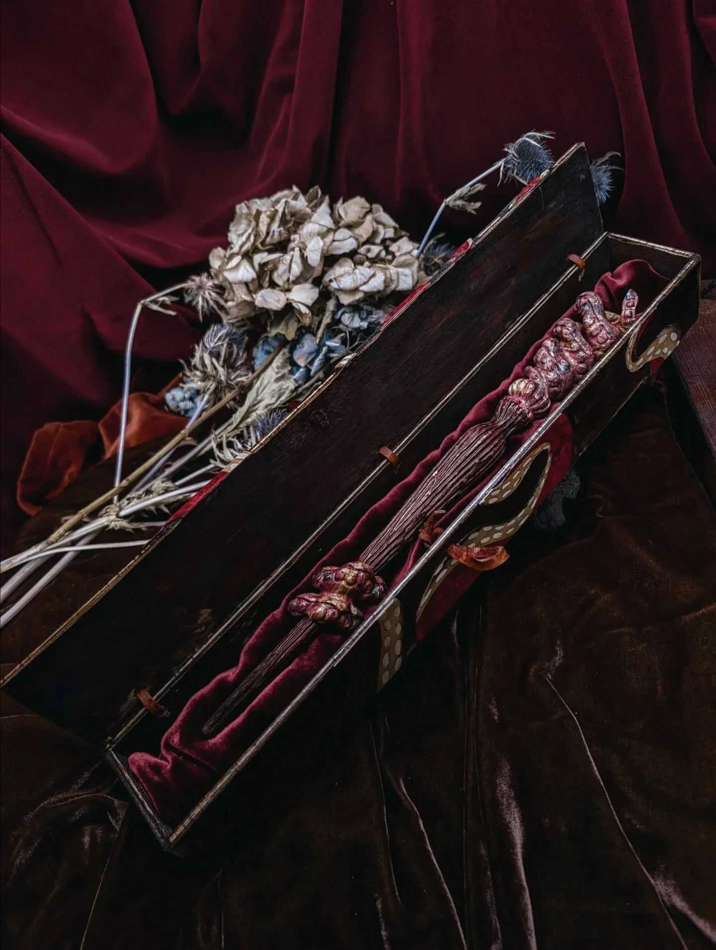 'The Guardian of the Abyss' Treasure Wand - Maple and Ash Woods, 34,5cm &amp; its Made-to-measure Wooden Box adorned with @alliance_dessences ' s Magnificent Marquetry. 

The Kraken is no monster, but a guardian, born of salt and shadow, bound to the