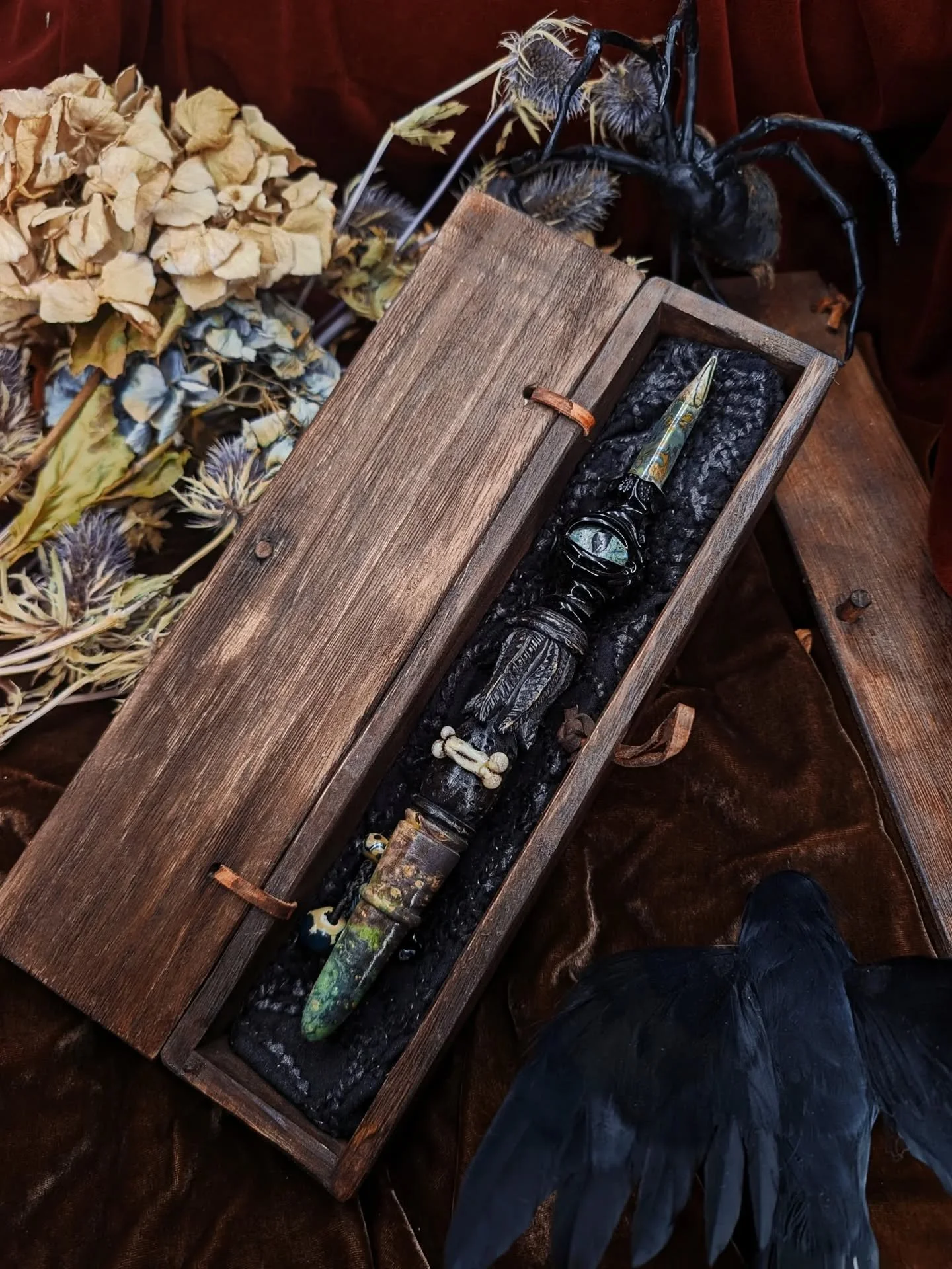 'Sharp eyes of an evil soul above and below'- Ash Wood and Maple Burl, Collab Glass Pommel @latelierverrerieduchatnoir
26,5 cm

Hidden in dark places, lurking in the shadows, they wait for the night to begin their hunt. These creatures with sharp win