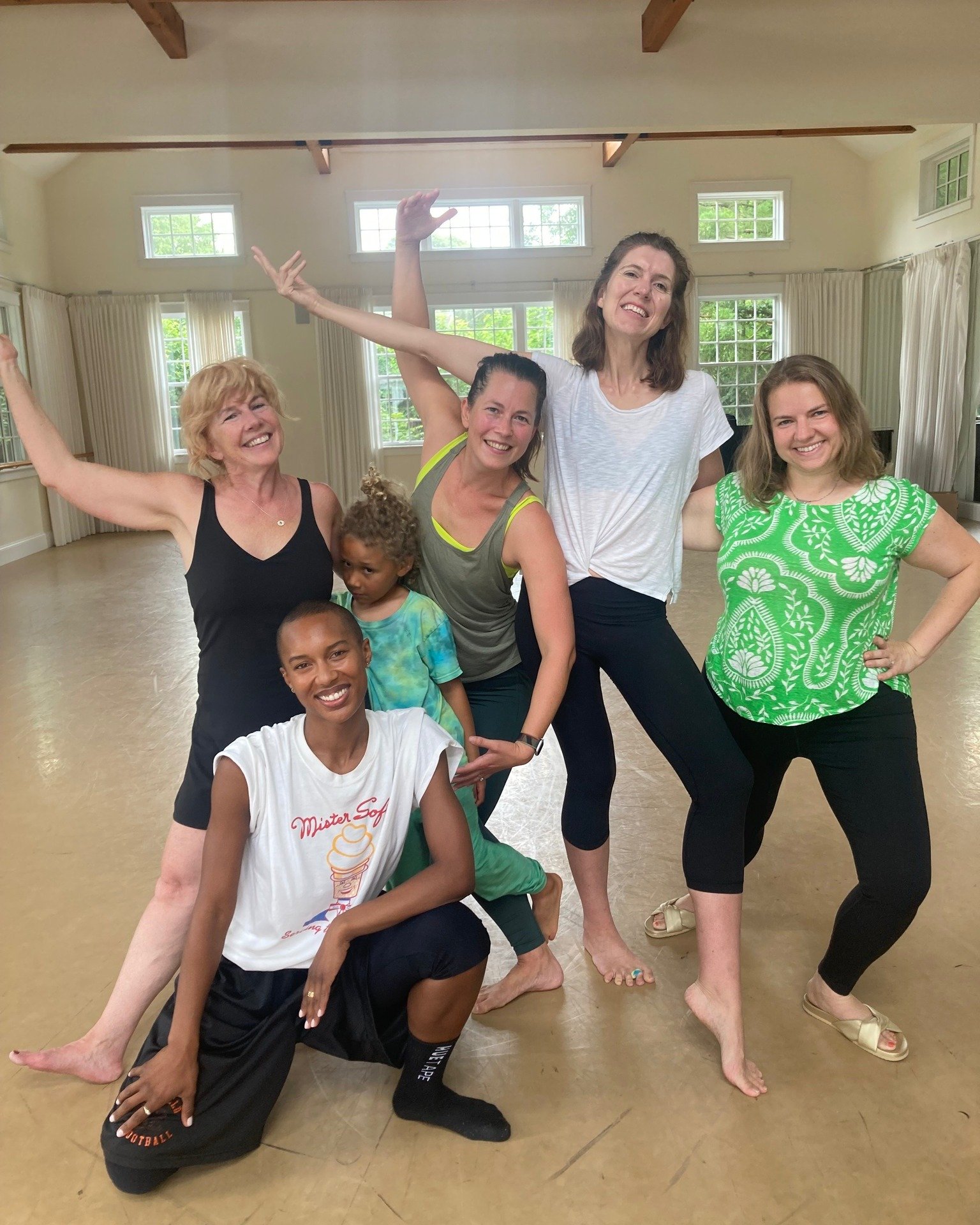 📸 Throwback to students of all ages joining A.I.M by Kyle Abraham's teacher, Catherine Ellis-Kirk, on the dance floor!

#dancetheyard #marthasvineyard #danceclass @aimbykyleabraham @cat_kirk