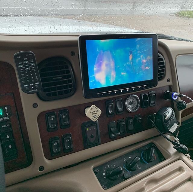 Freightliner got a nice Alpine Halo unit with an external DVD player as well as HDMI for watching Netflix. Hopefully they are not watching movies while driving 😬. @alpineusa #streetsounds #freightliner