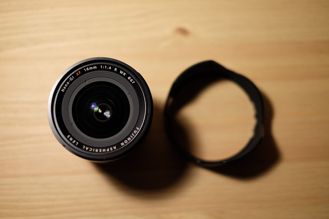 Itse käyttämäni Fujinon 16mm f1.4 edustaa parhaita linssejä mitä Fuji X rungolle on saatavilla (tähtikuvausta varten). Ensimmäinen objektiivi jolla kuvasin tähtiä oli kuitenkin vain muutaman satasen maksava Samyang manuaaliobjektiivi.