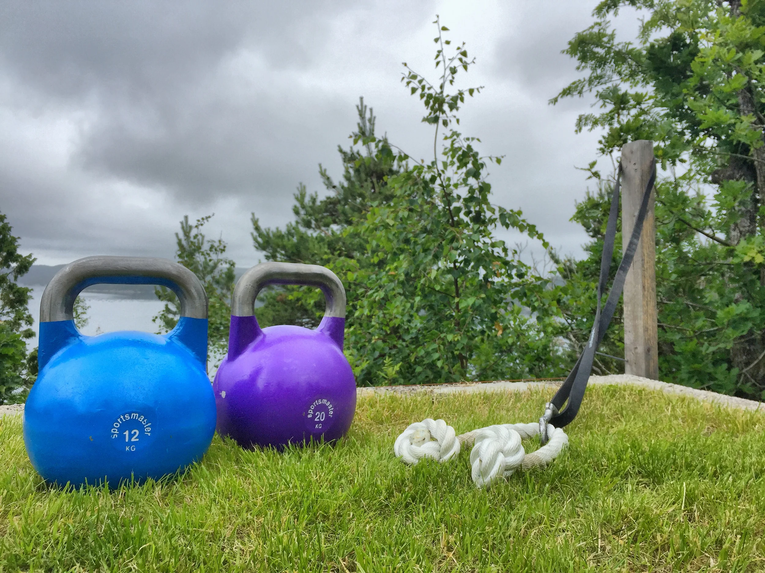 Dagens utstyr: 1 12kg kettlebell, 1 20kg kettlebell og en medium fitness-strikk med tau